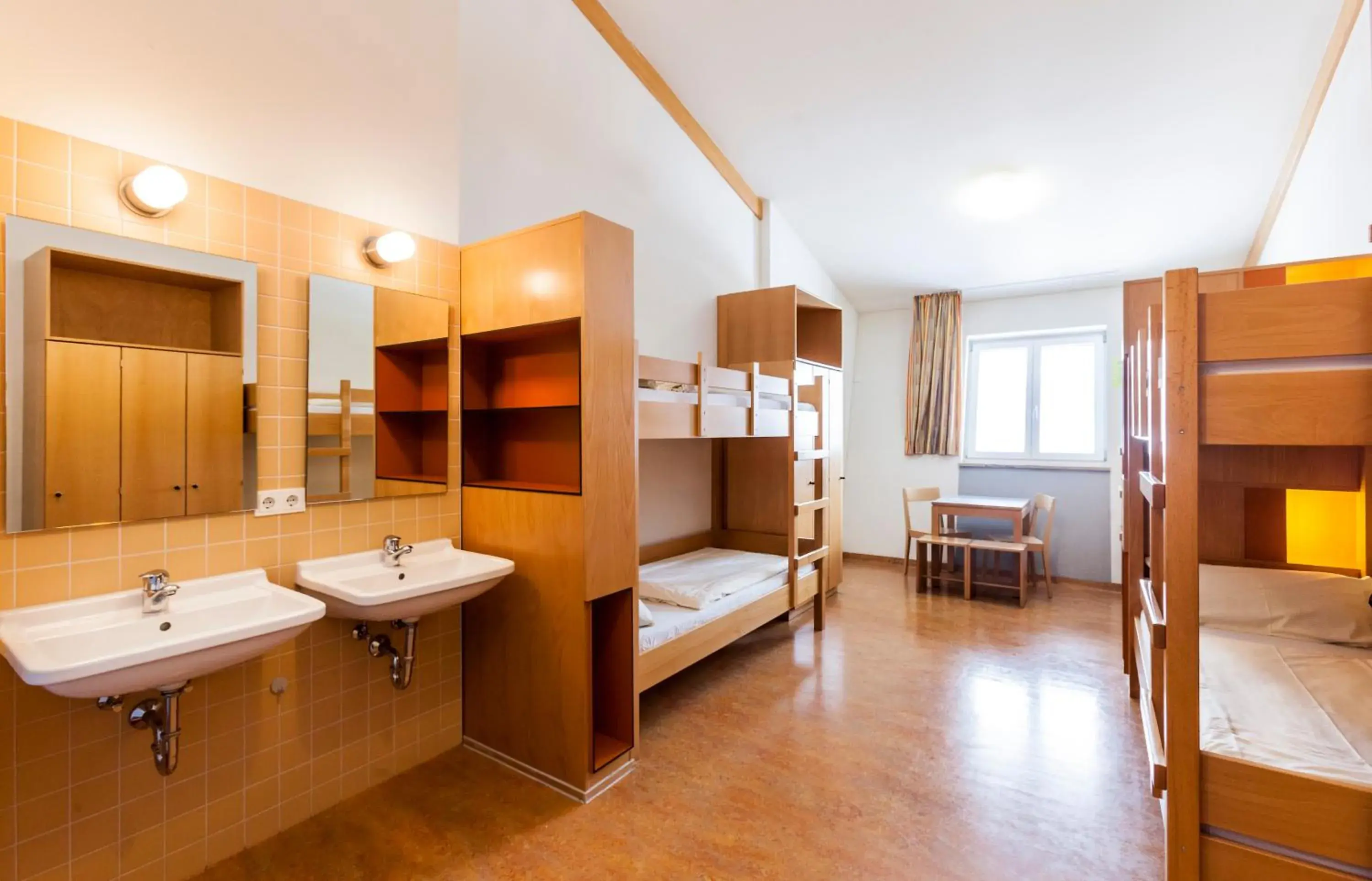Six-Bedroom with Shared Bathroom in Jugendherberge Garmisch-Partenkirchen - membership required! Six-Bedroom with Shared Bathroom in Jugendherberge Garmisch-Partenkirchen - membership required!