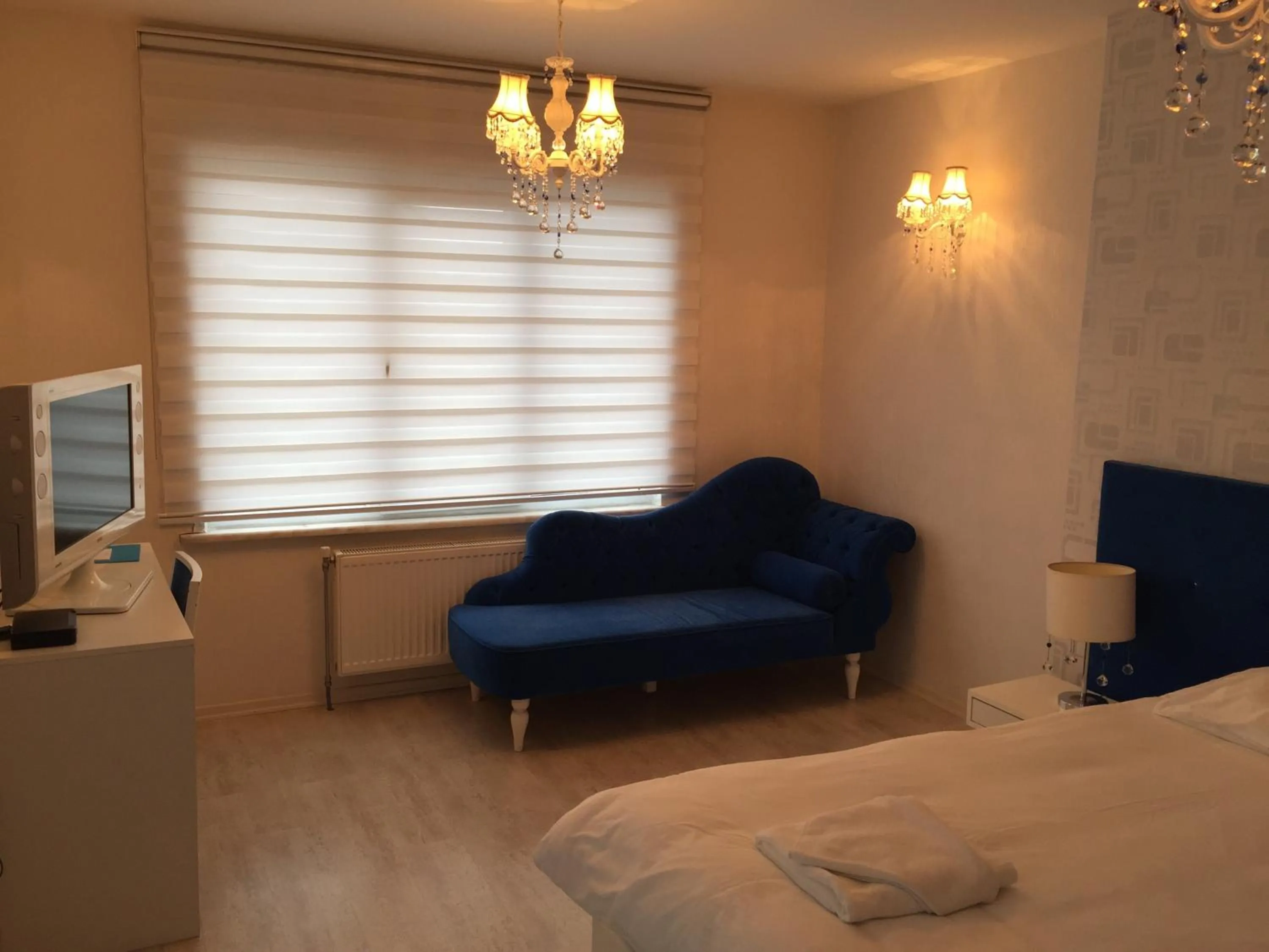 Seating area, Bed in Airport Residence