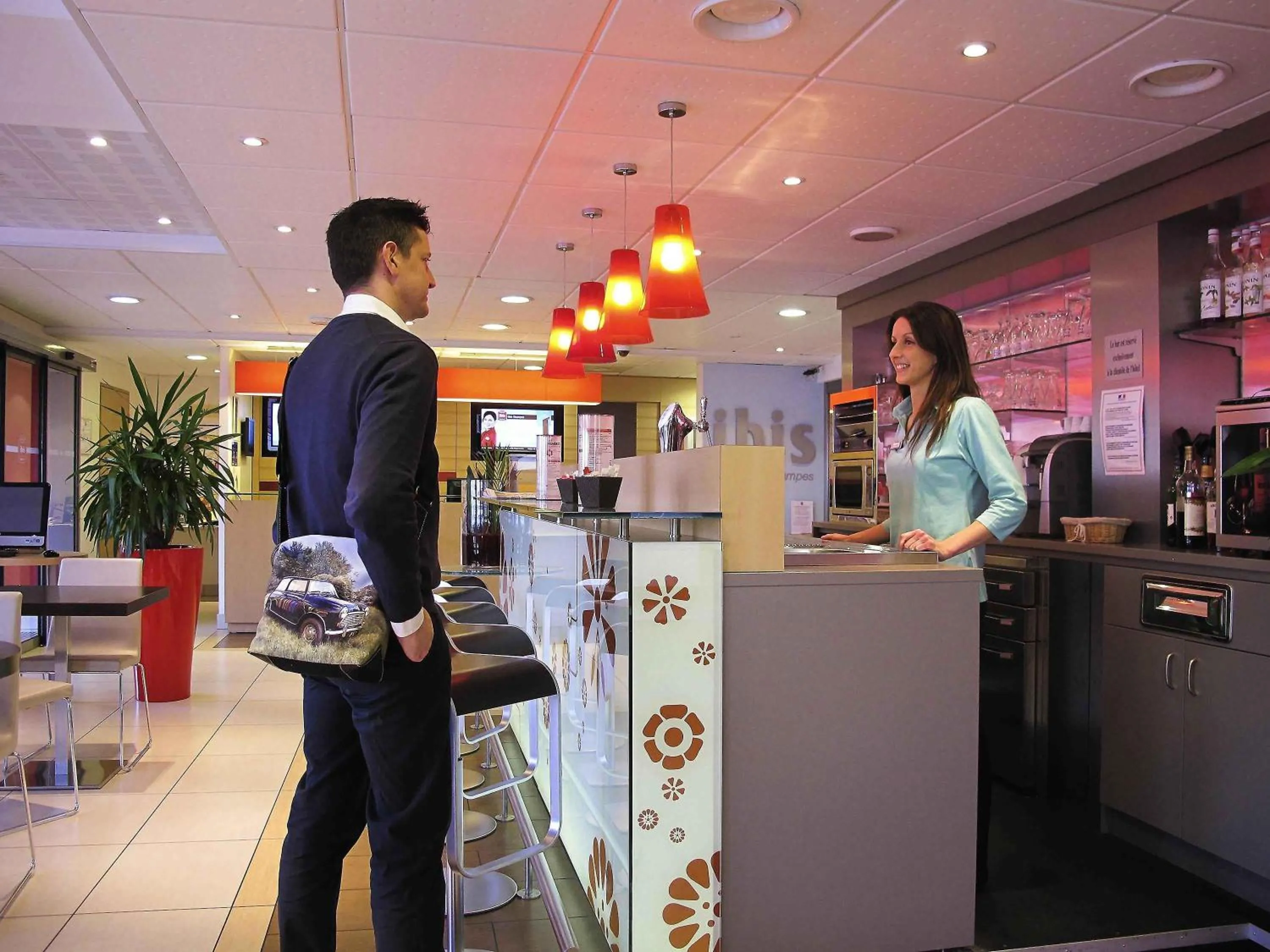 Lounge or bar in ibis Etampes