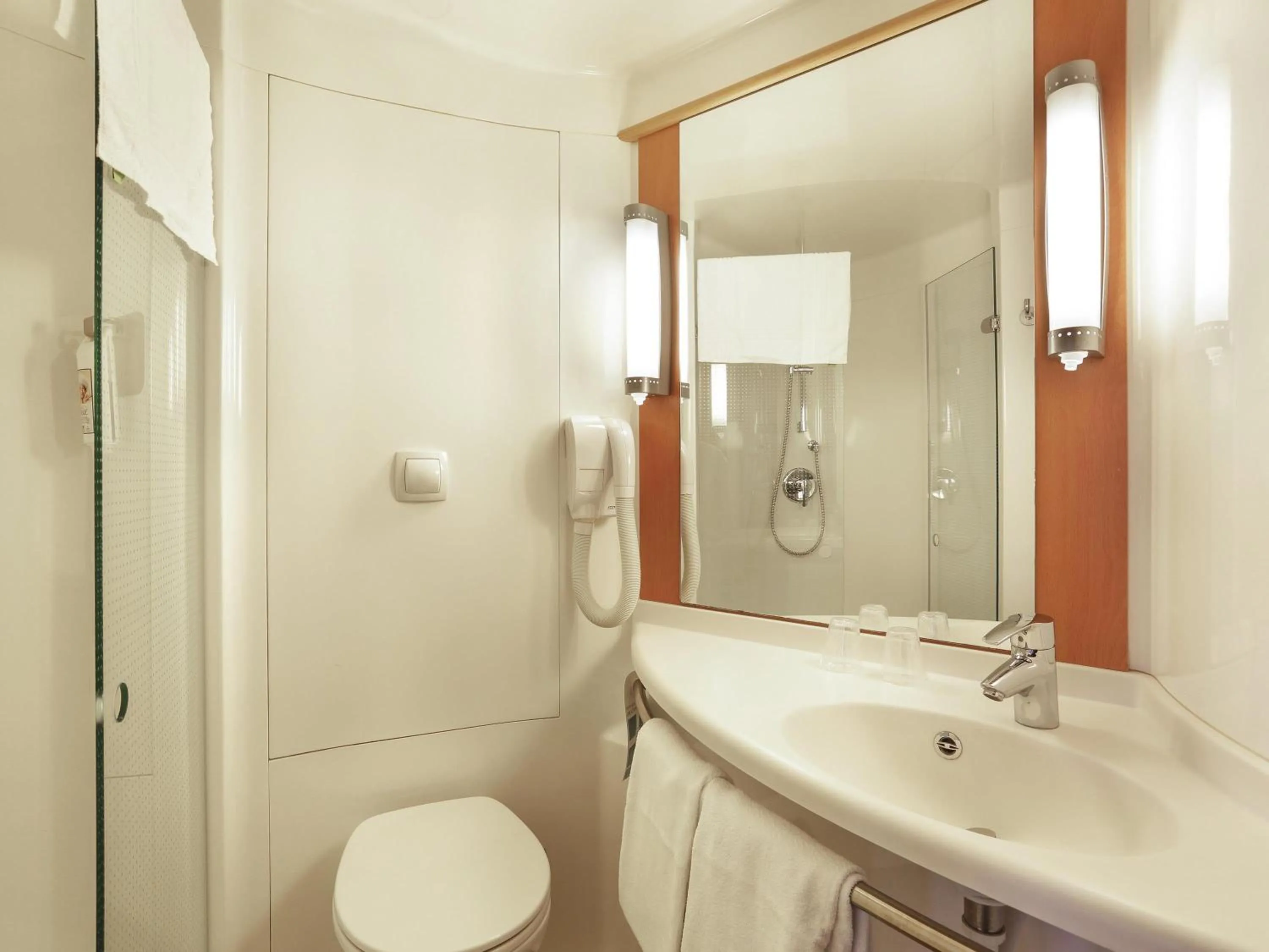 Bedroom in ibis Etampes