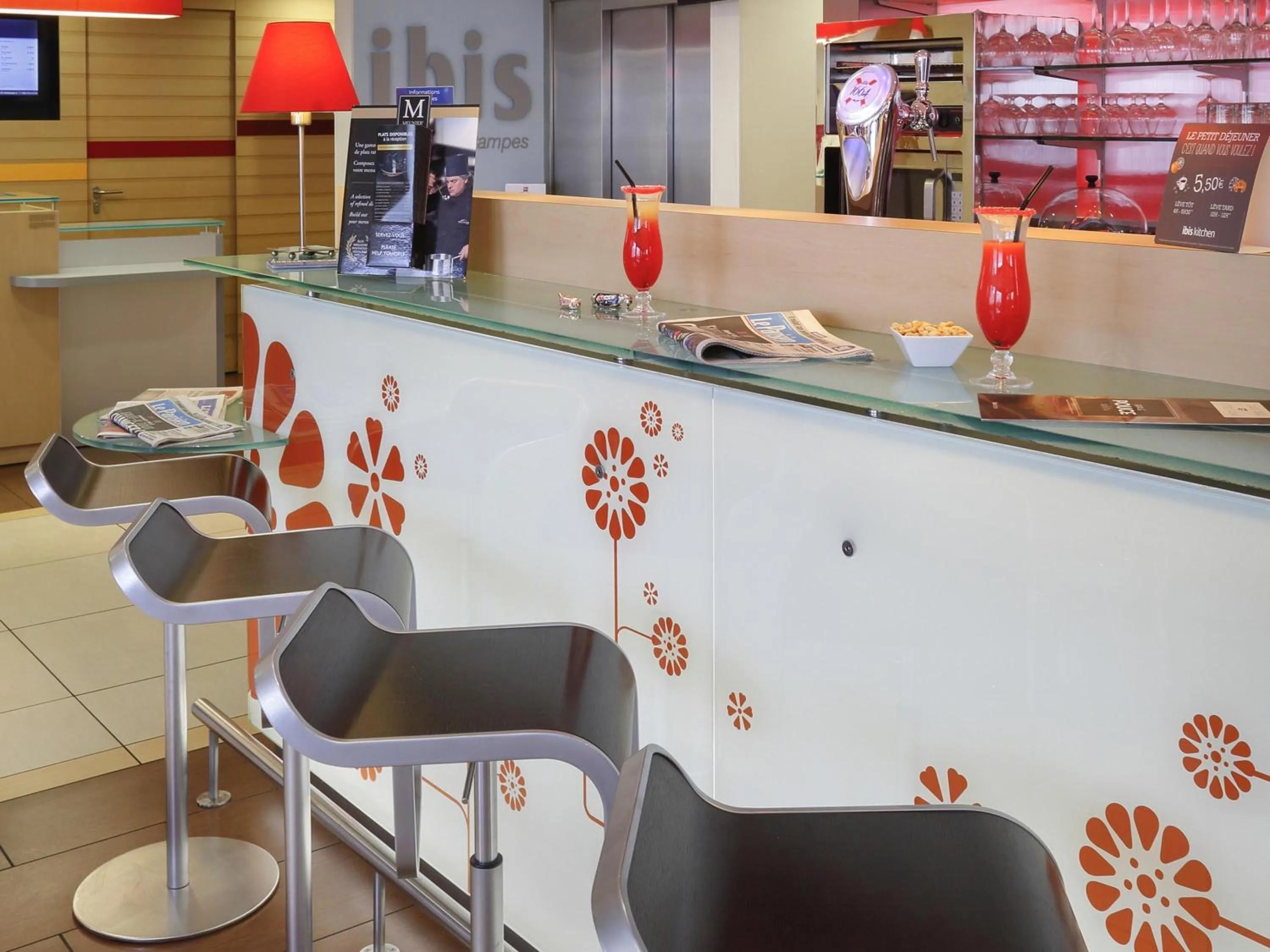 Lounge or bar in ibis Etampes