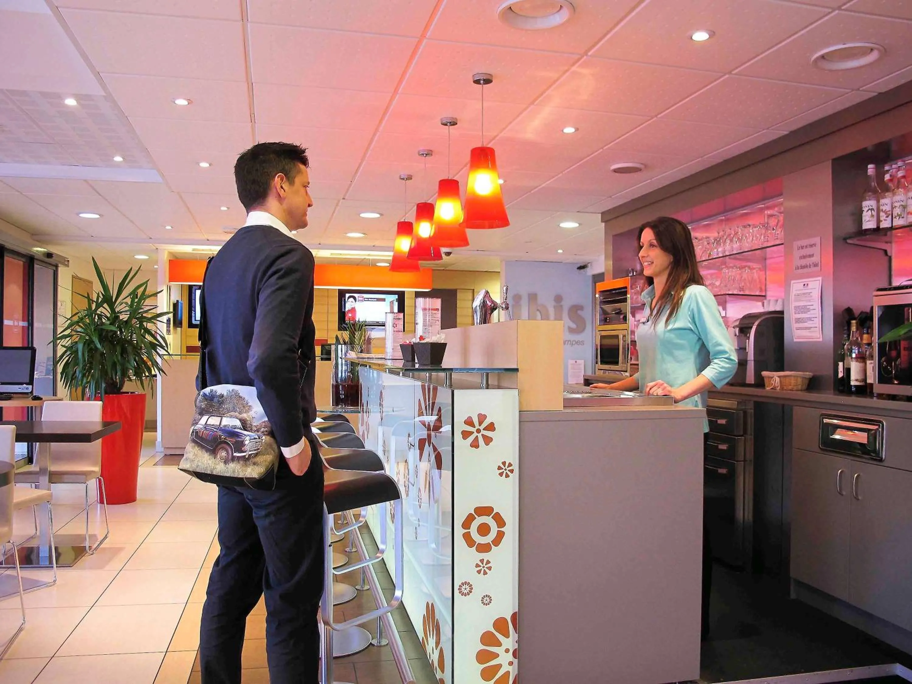 Lounge or bar in ibis Etampes