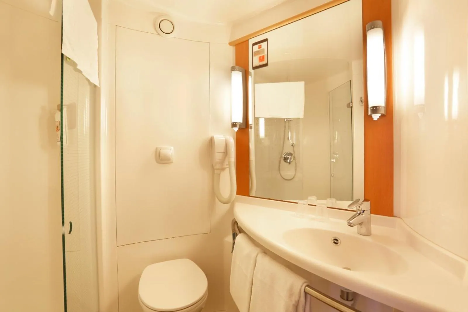 Bathroom in ibis Etampes