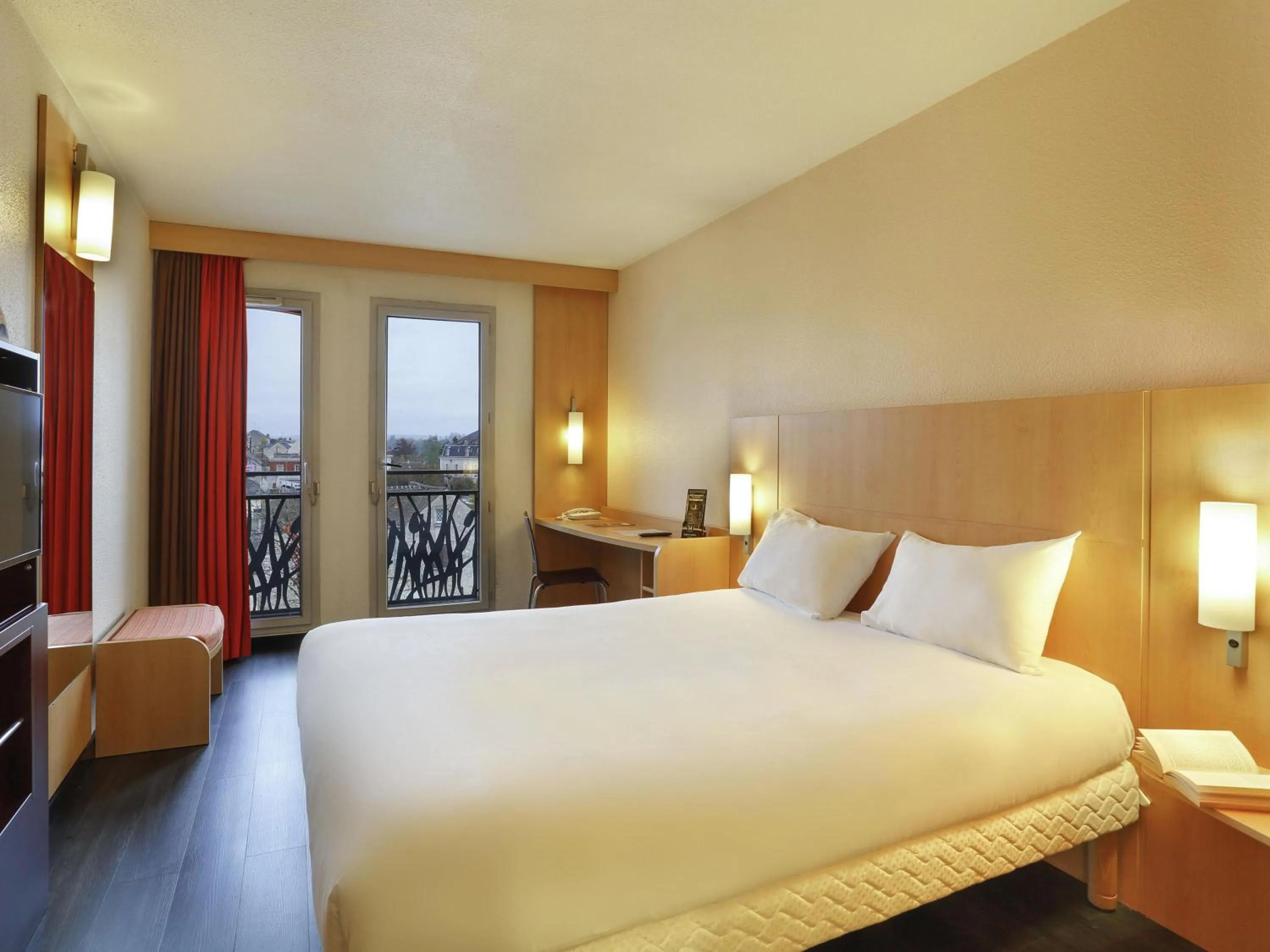 Bedroom, Bed in ibis Etampes