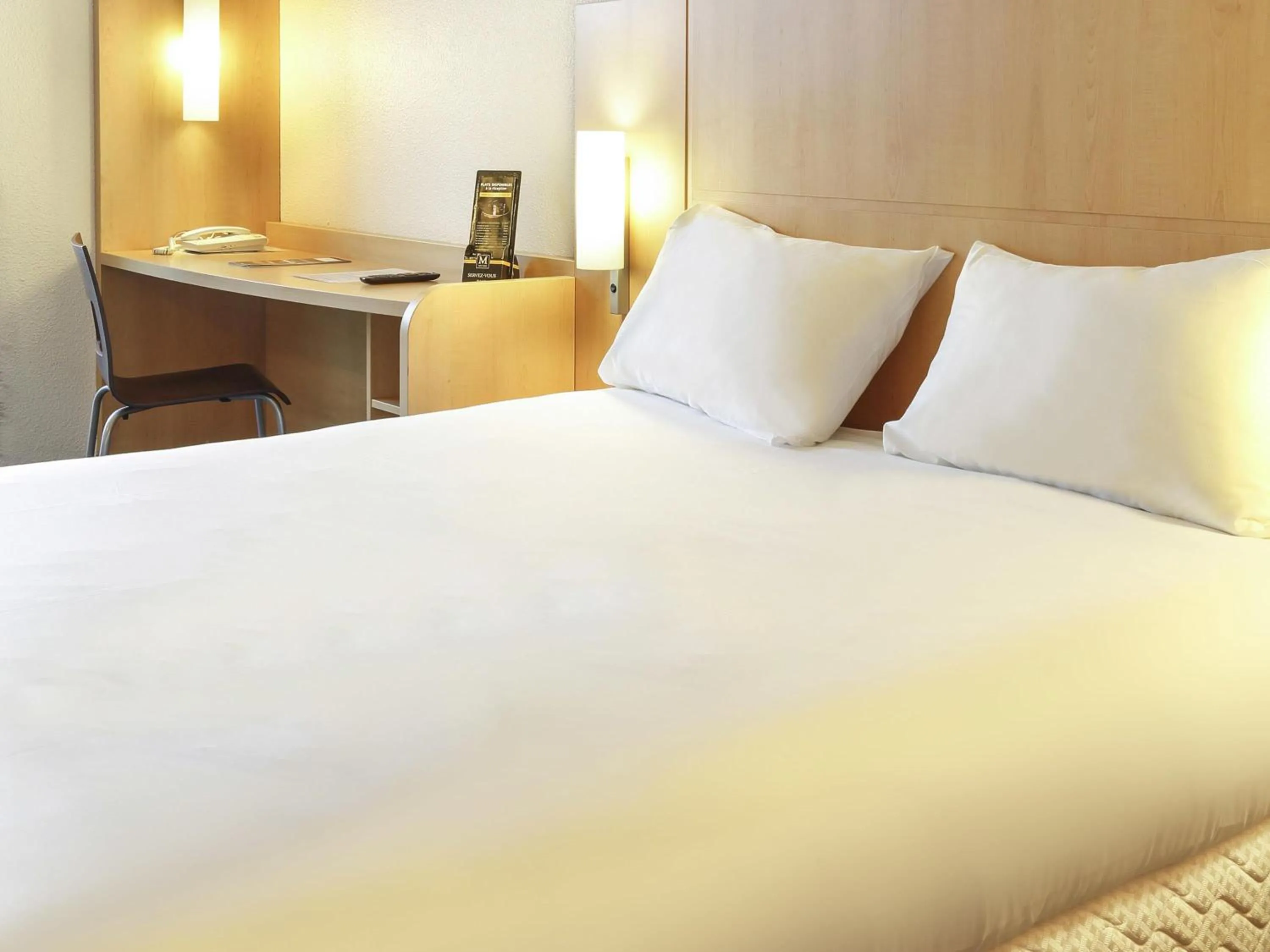 Bedroom, Bed in ibis Etampes