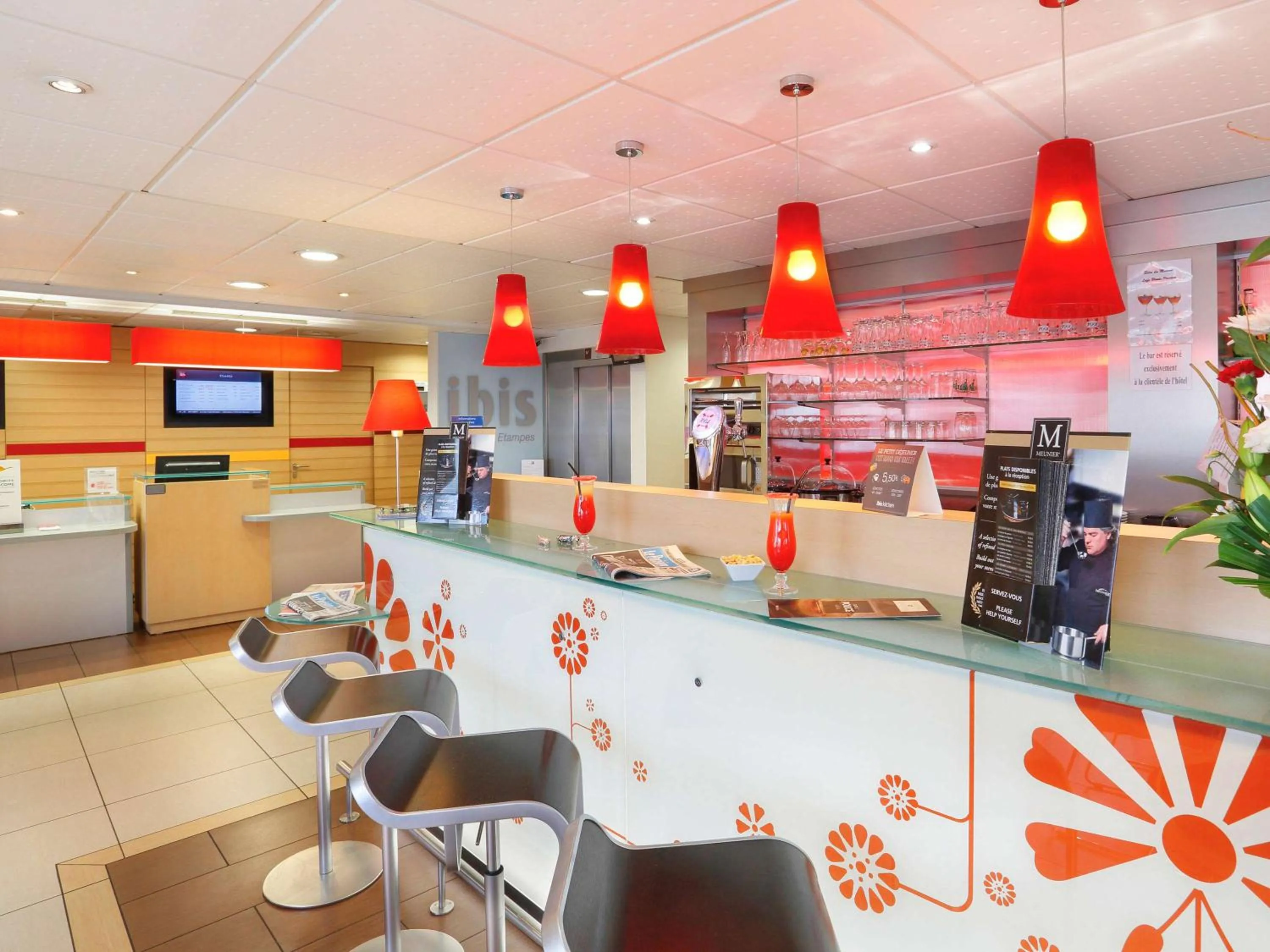 Lounge or bar in ibis Etampes