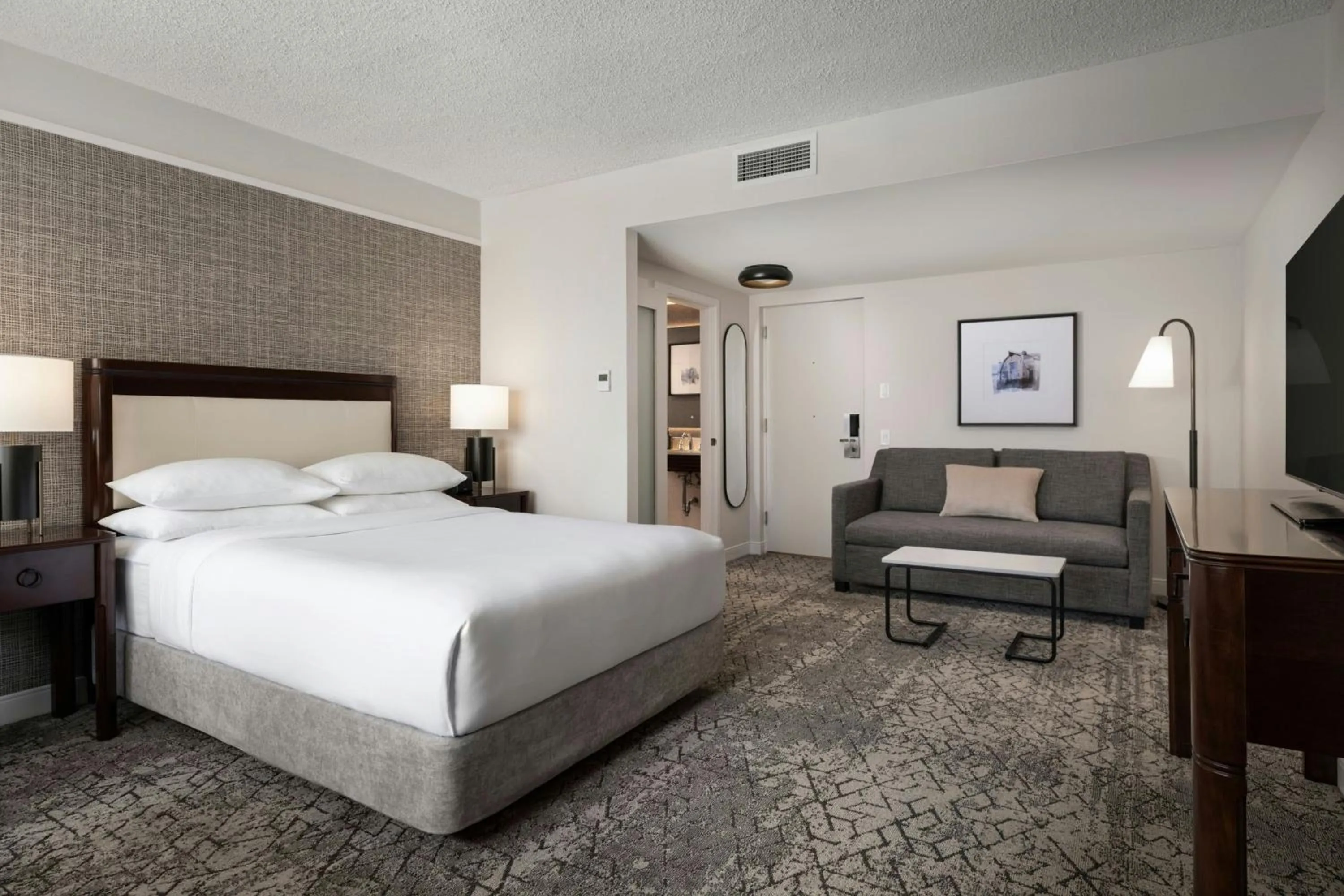 Photo of the whole room, Bed in Sheraton Cavalier Saskatoon Hotel