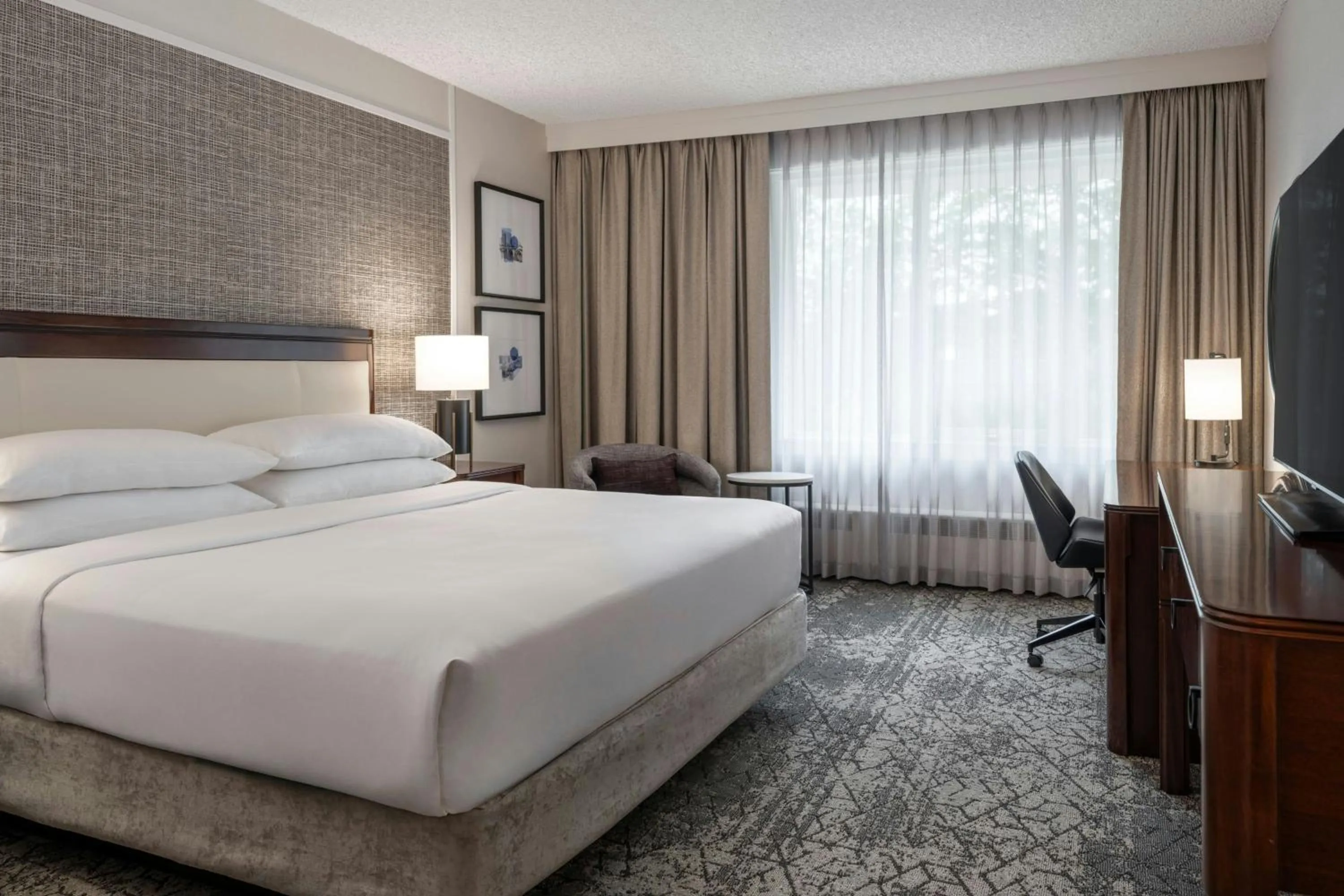 Photo of the whole room, Bed in Sheraton Cavalier Saskatoon Hotel