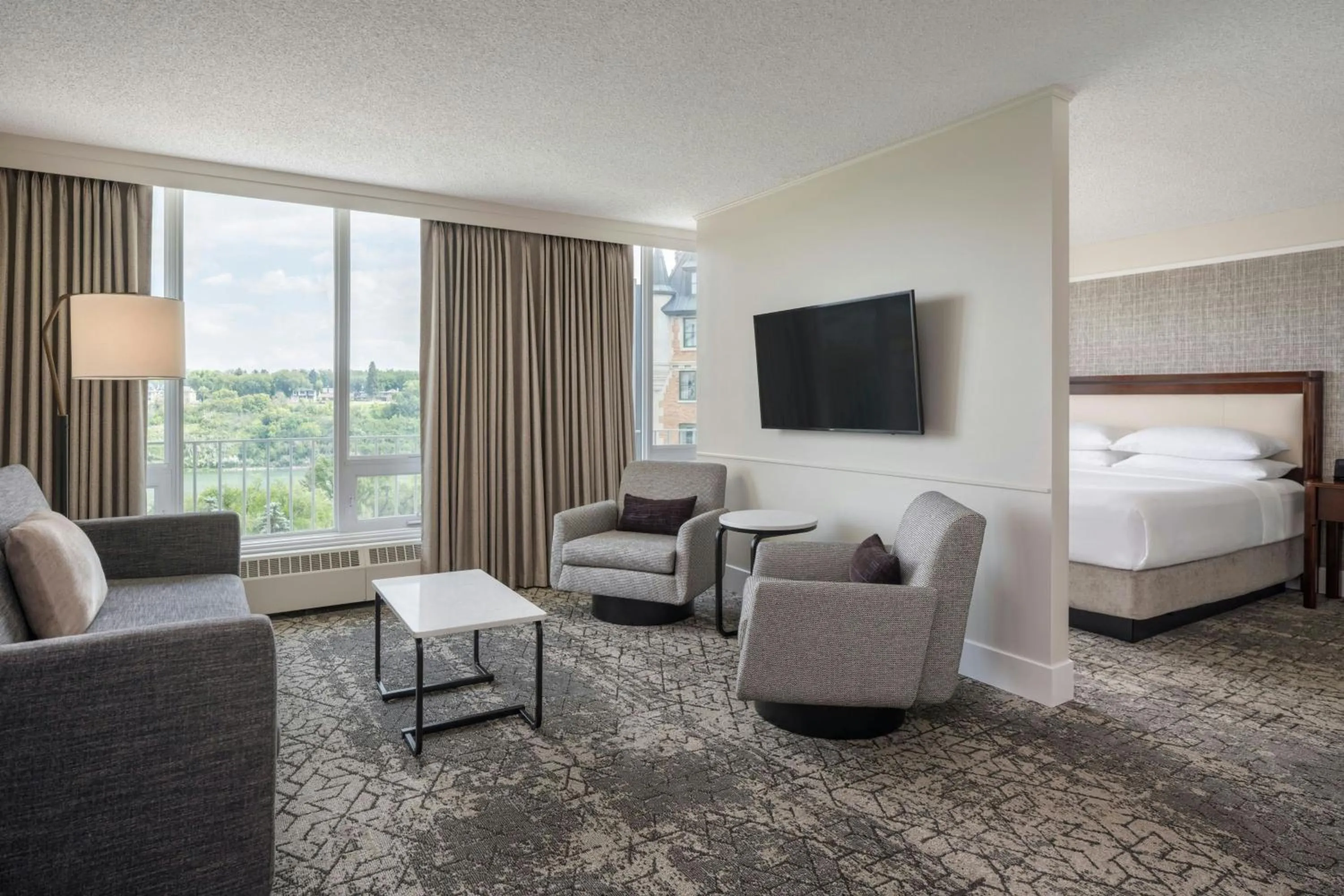 Photo of the whole room, Bed in Sheraton Cavalier Saskatoon Hotel