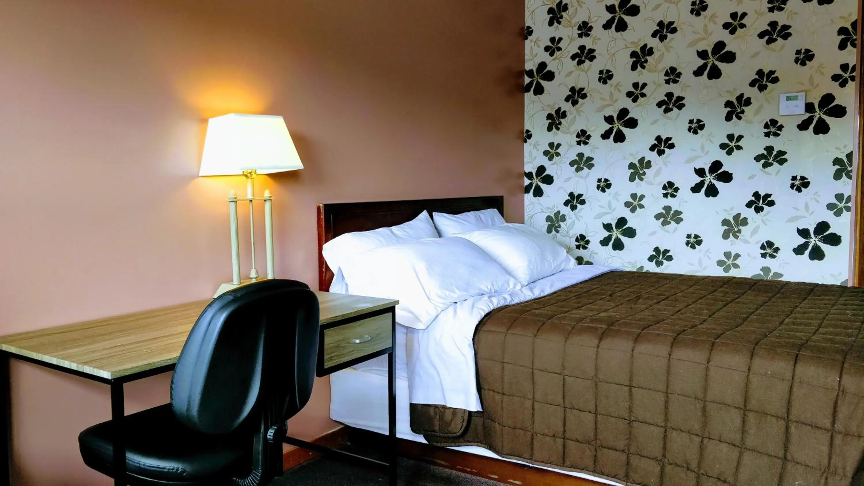 Bed in Kings Inn Midland