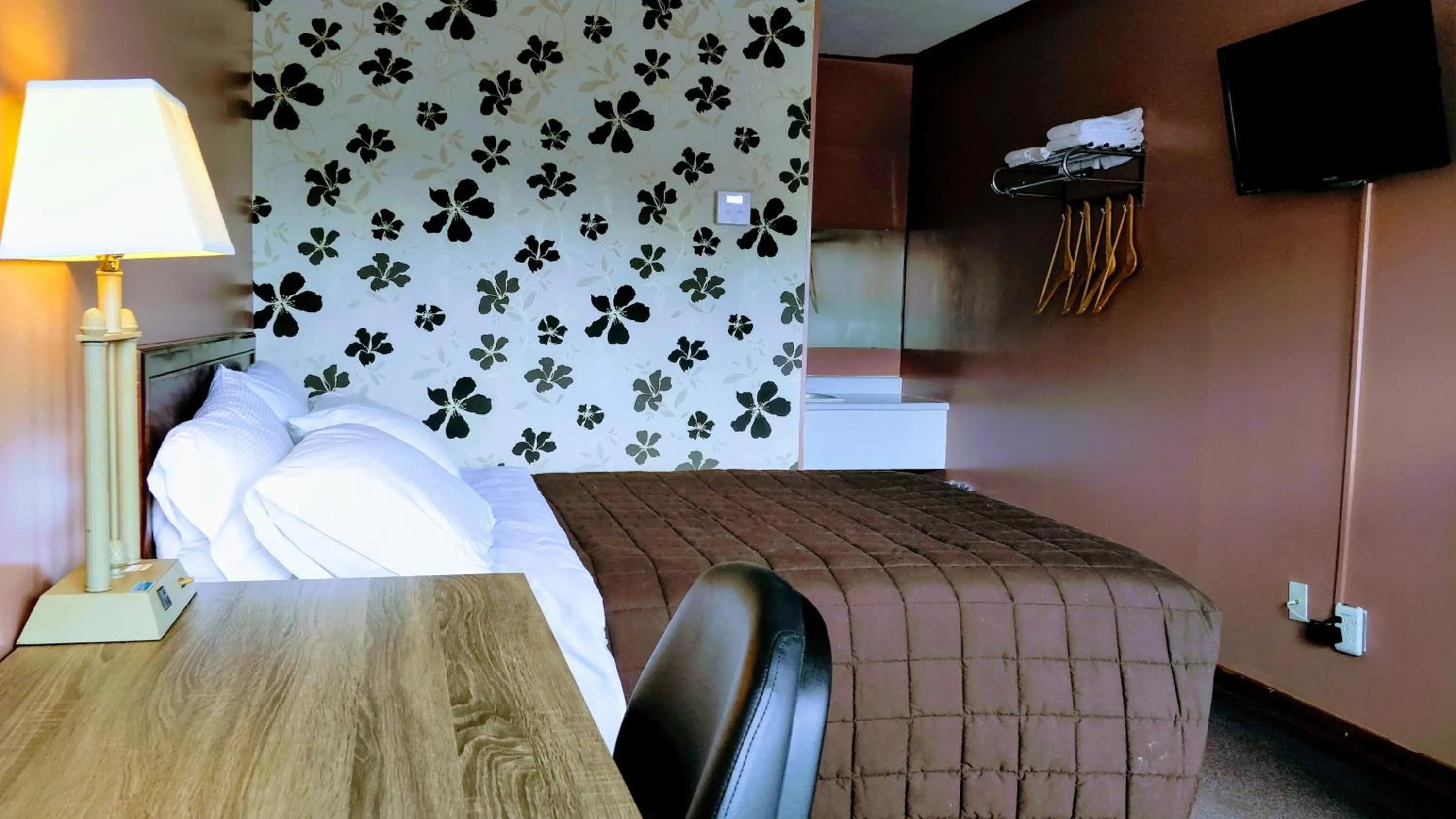 Bed in Kings Inn Midland