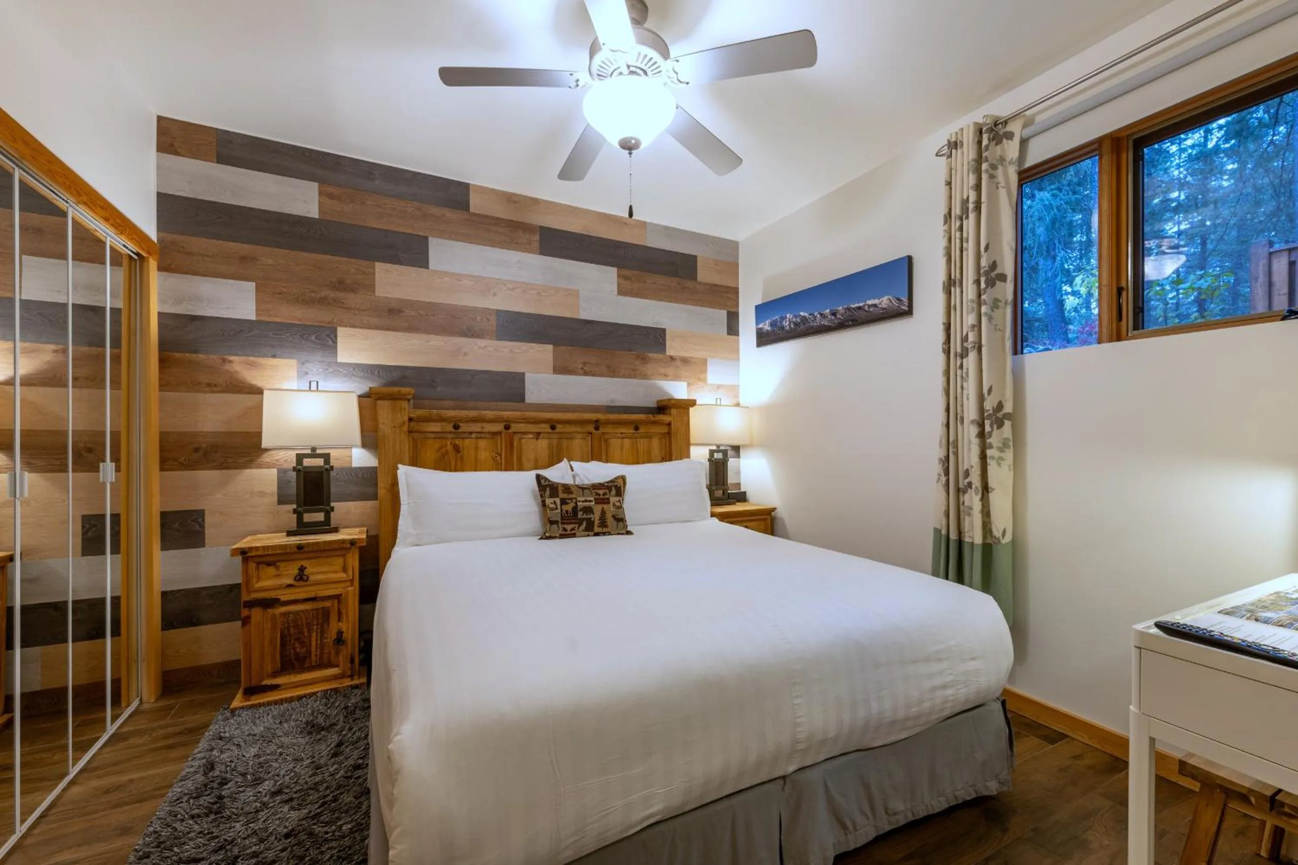 Photo of the whole room, Bed in Canyon Ridge Lodge