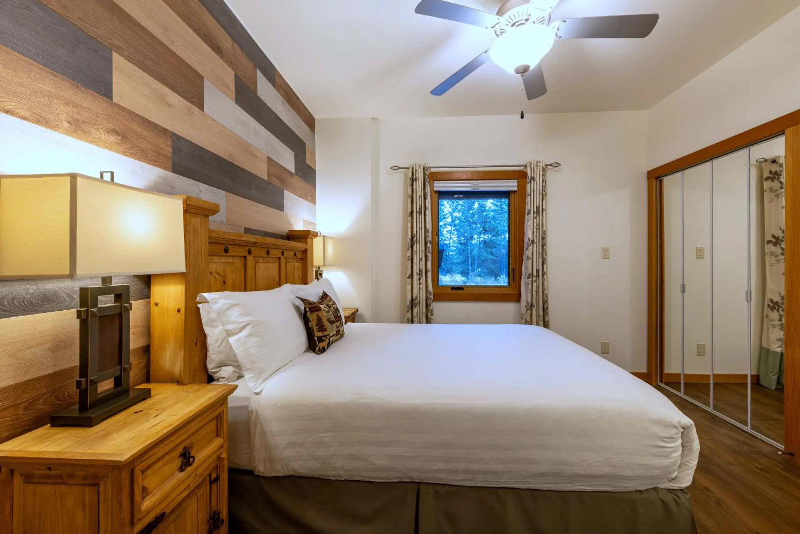 Photo of the whole room, Bed in Canyon Ridge Lodge