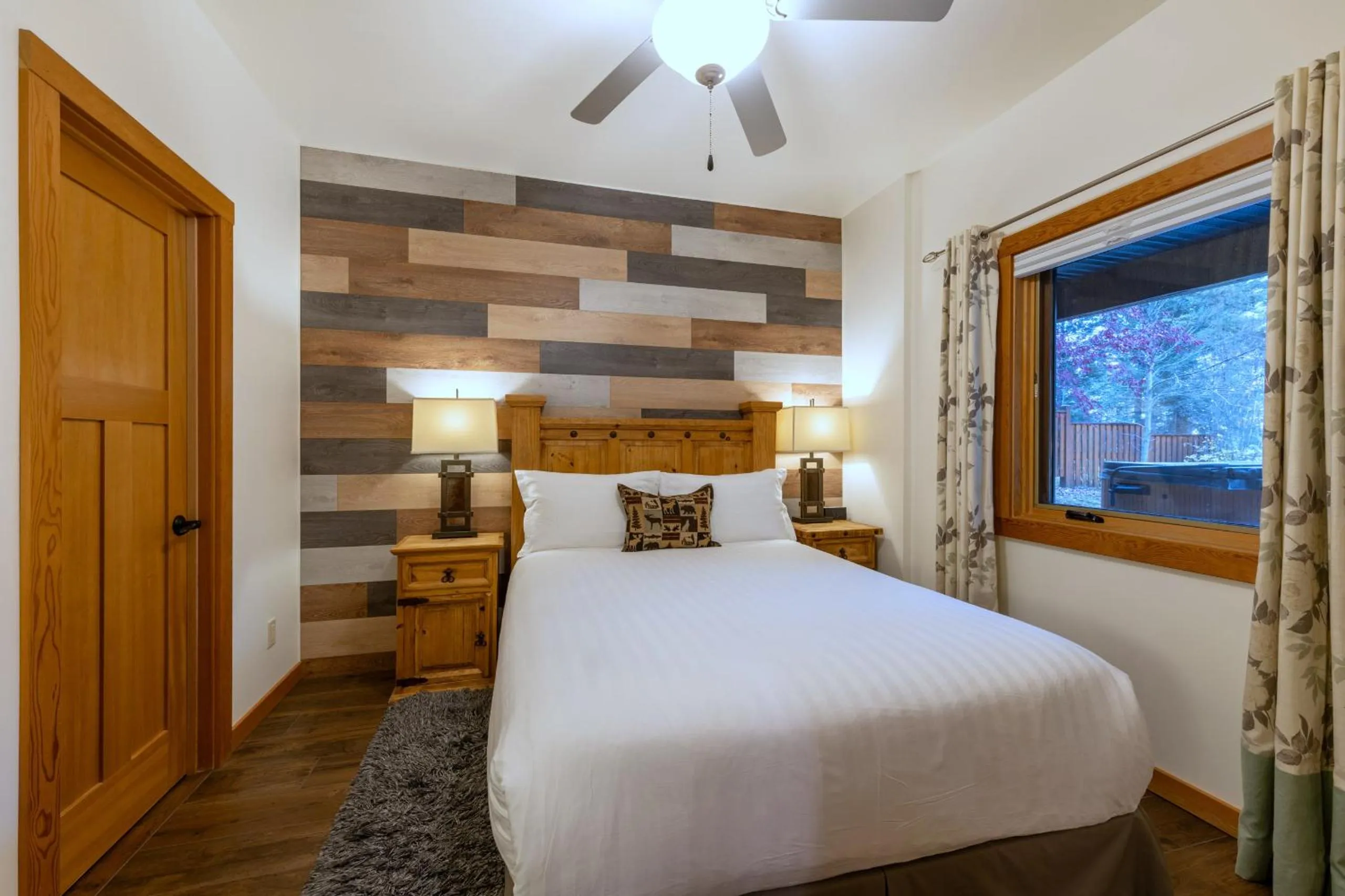 Photo of the whole room, Bed in Canyon Ridge Lodge