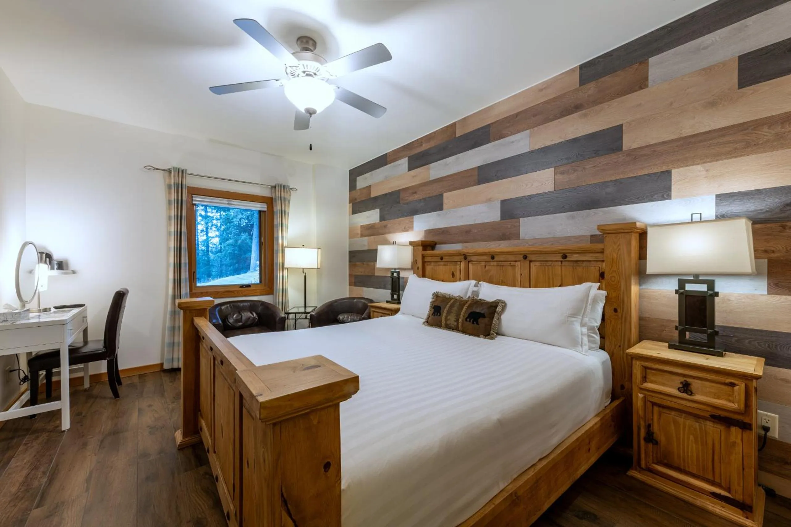 Photo of the whole room, Bed in Canyon Ridge Lodge