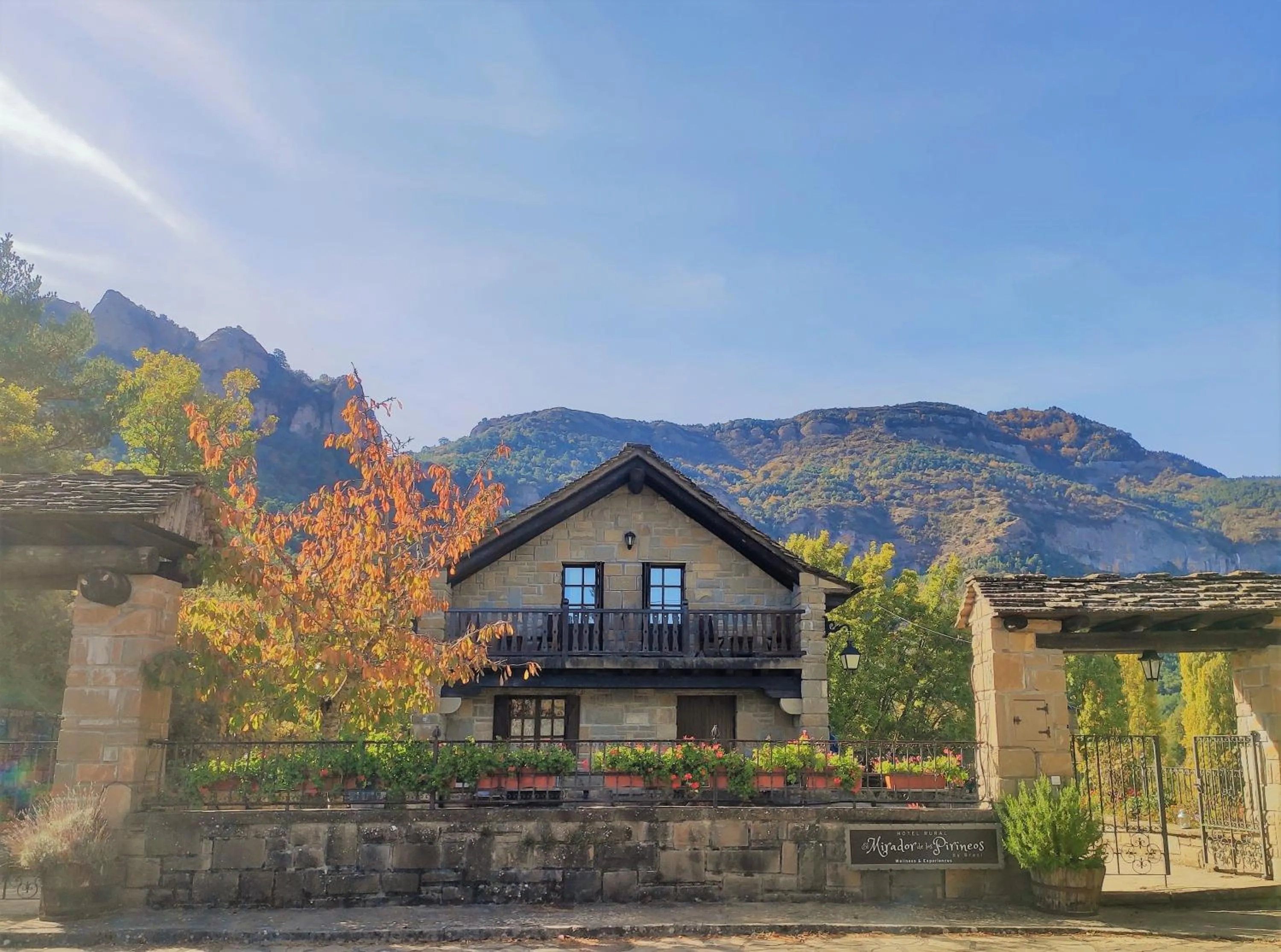 Property building in Hotel Rural El Mirador de los Pirineos