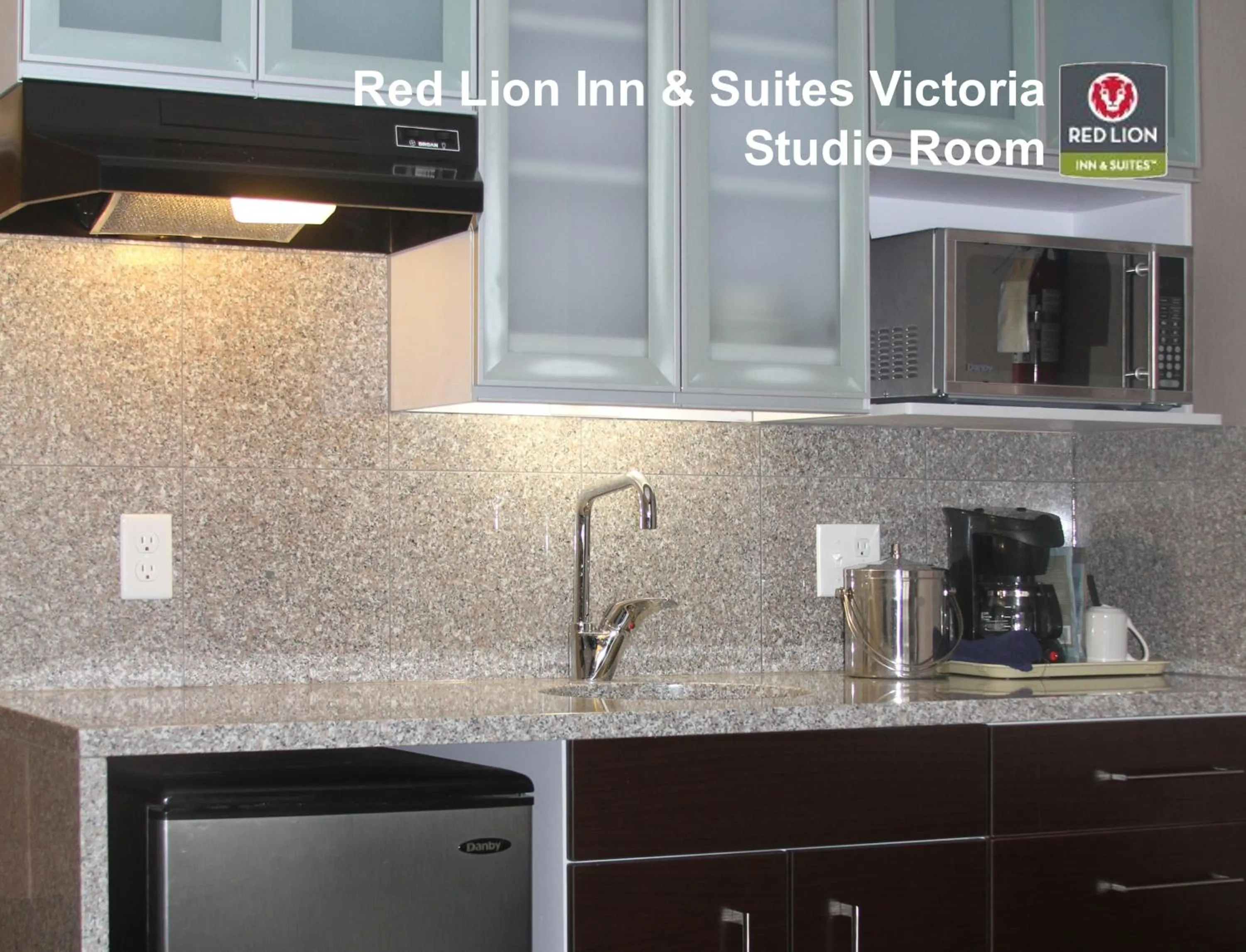 Kitchen or kitchenette in Red Lion Inn and Suites Victoria