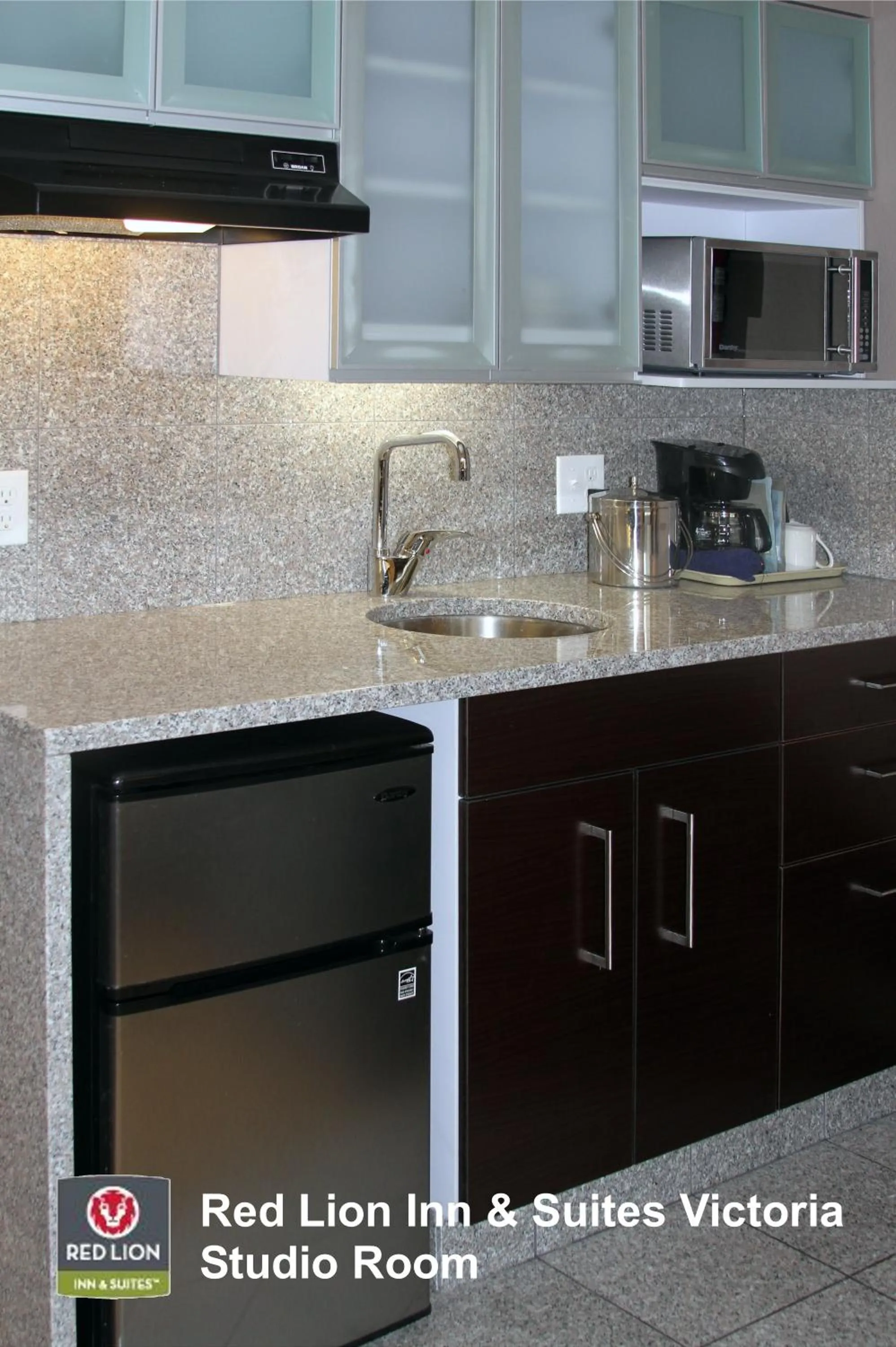 Kitchen or kitchenette in Red Lion Inn and Suites Victoria