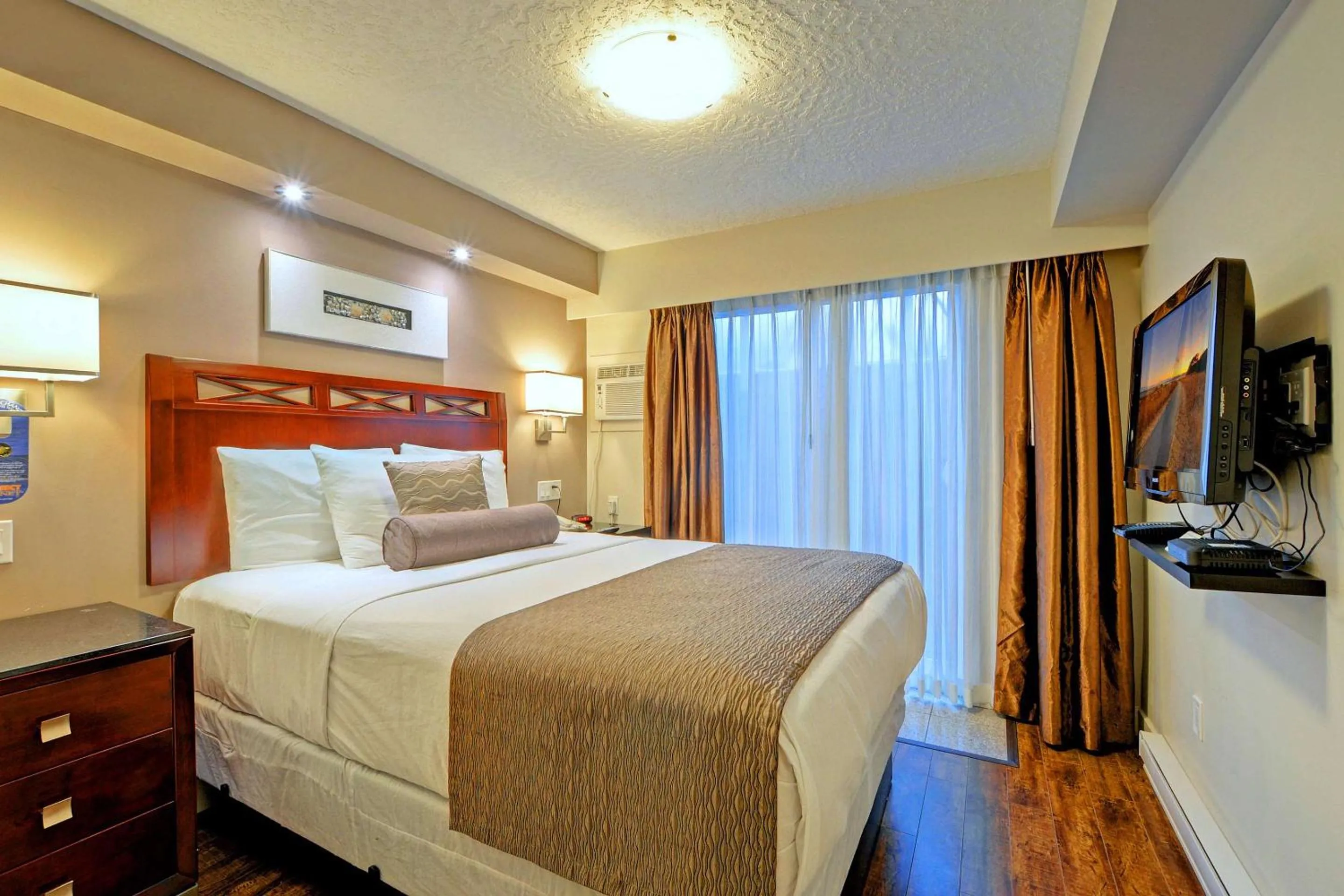 Bed in Red Lion Inn and Suites Victoria