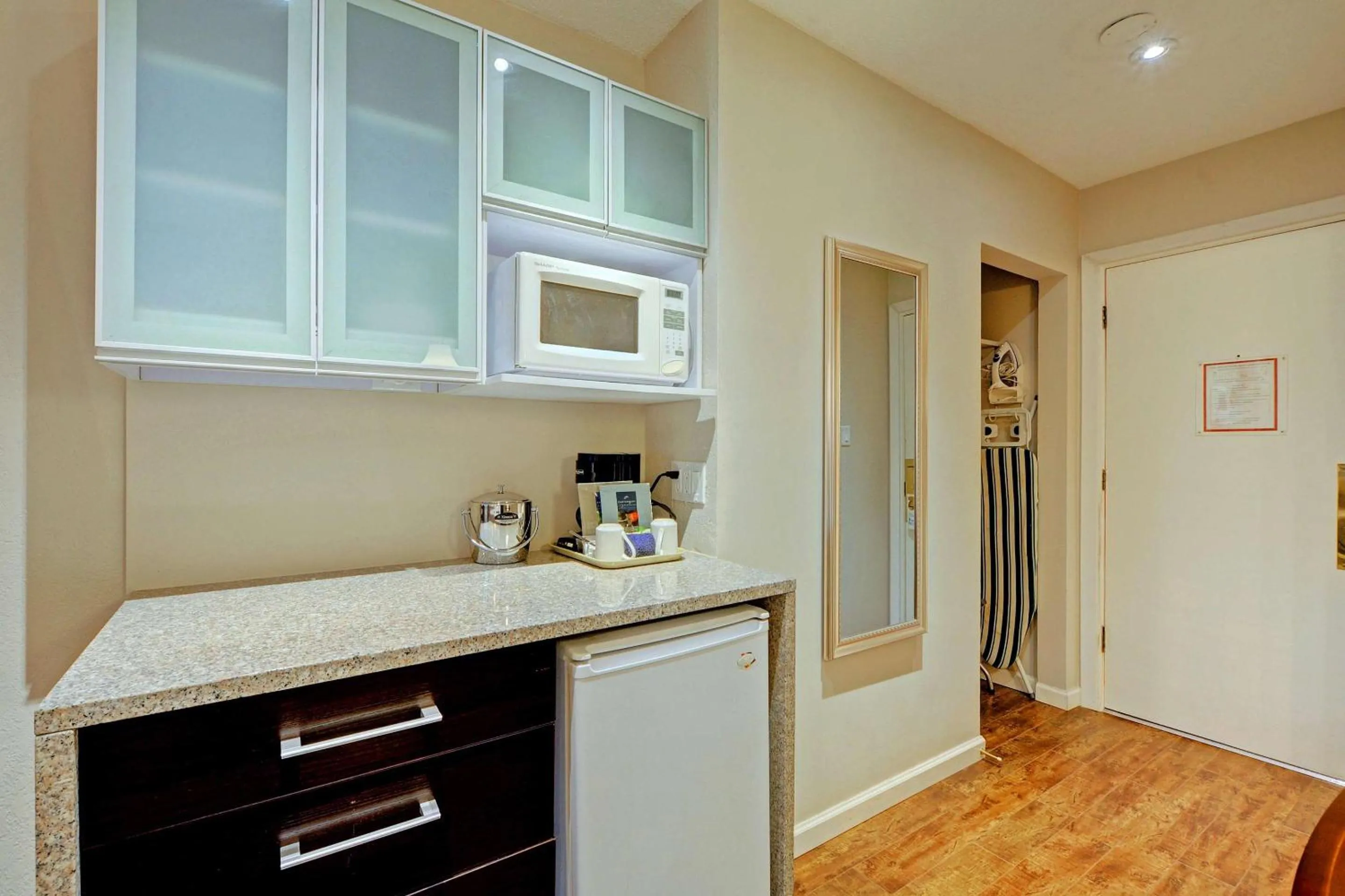Kitchen or kitchenette in Red Lion Inn and Suites Victoria