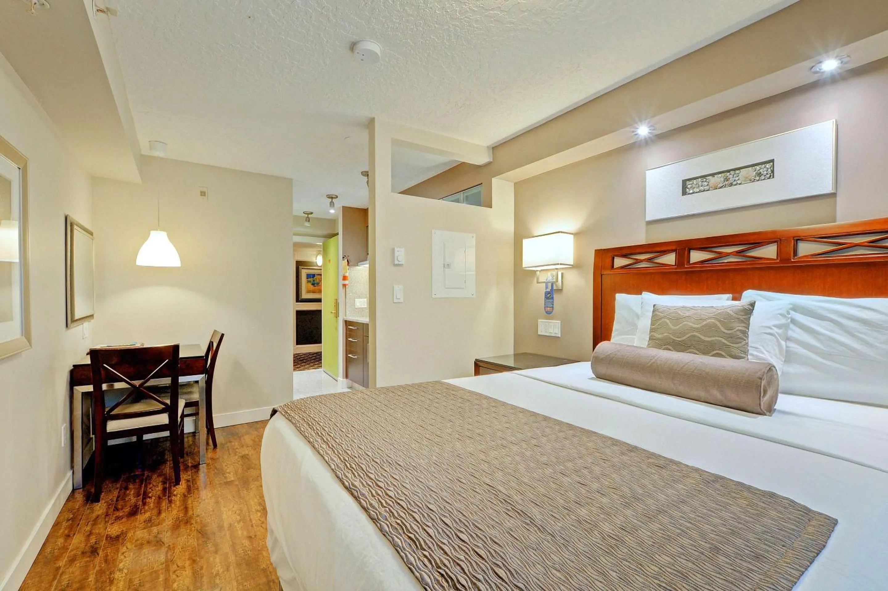 Photo of the whole room, Bed in Red Lion Inn and Suites Victoria