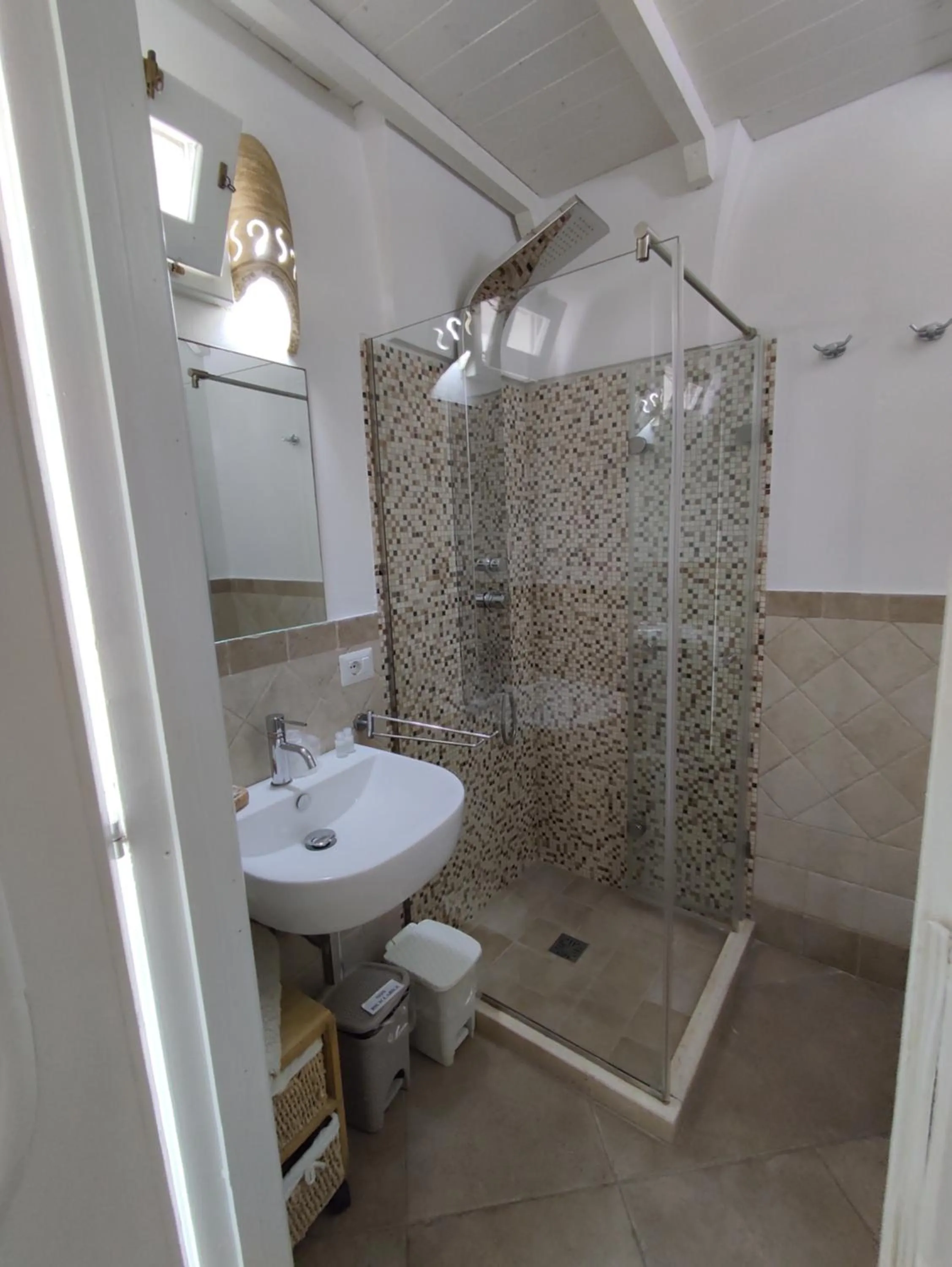 Shower in B&B Punta Cutieri