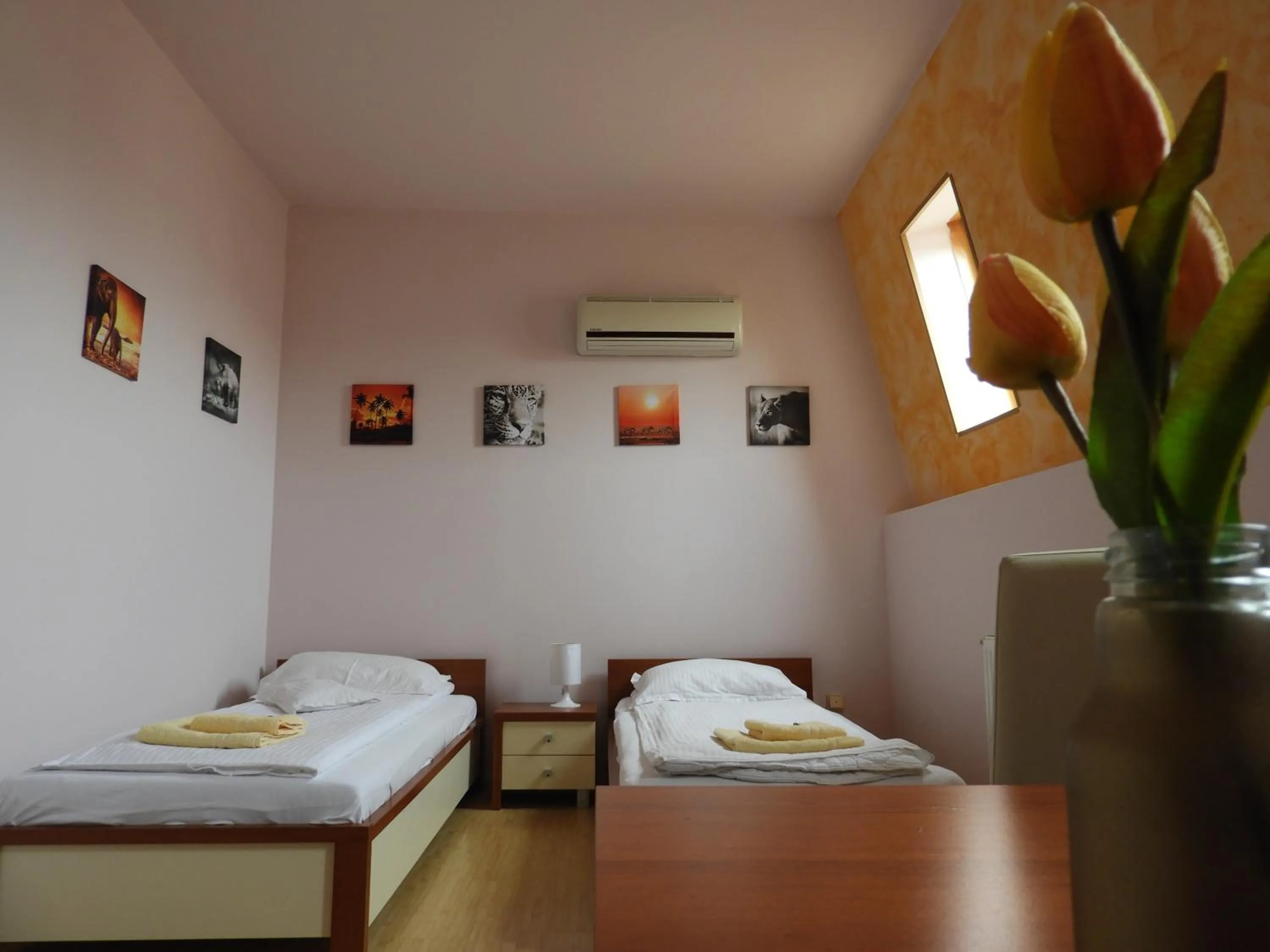 Bed in Pensiunea Caramell