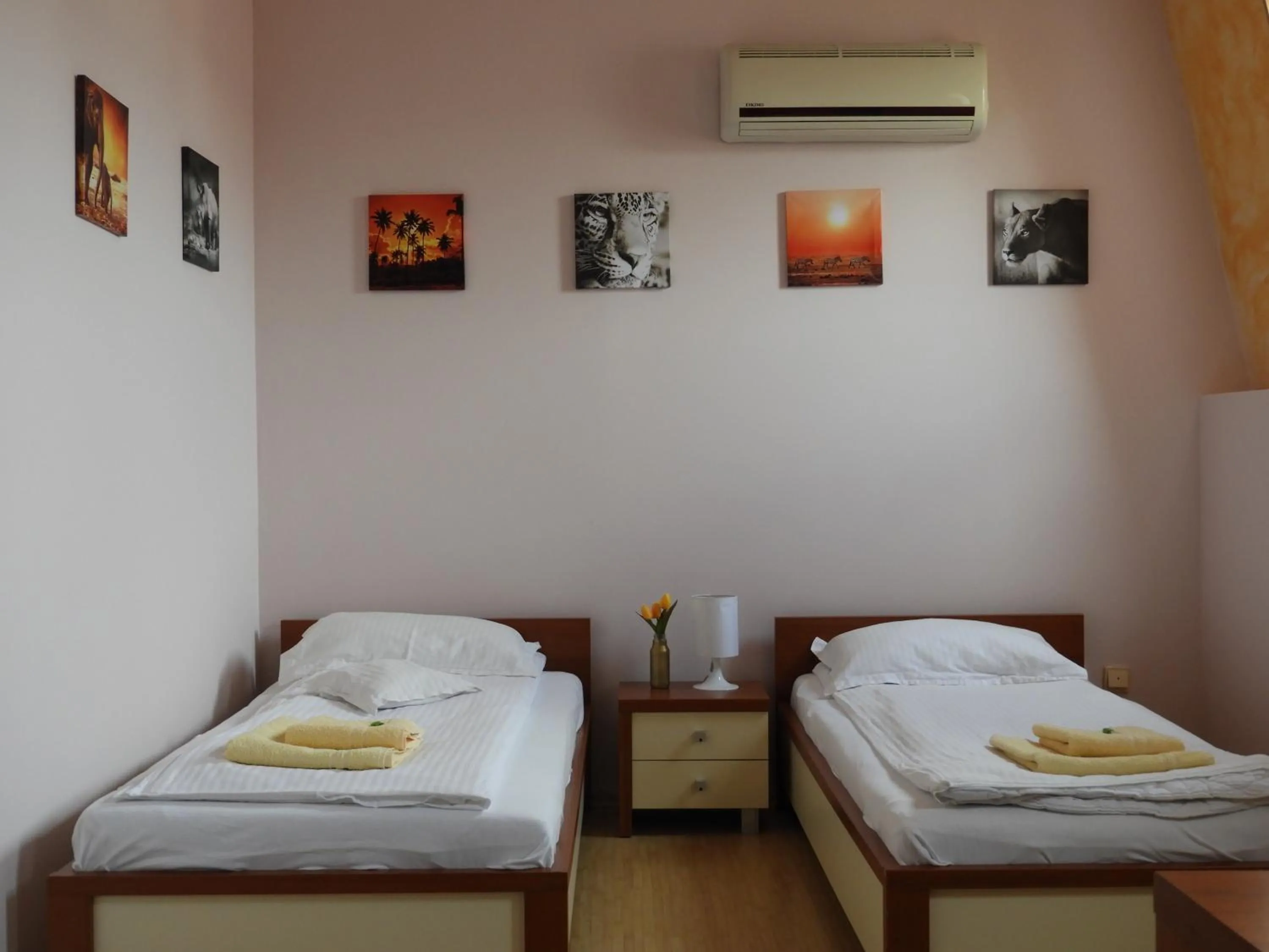 Bed in Pensiunea Caramell