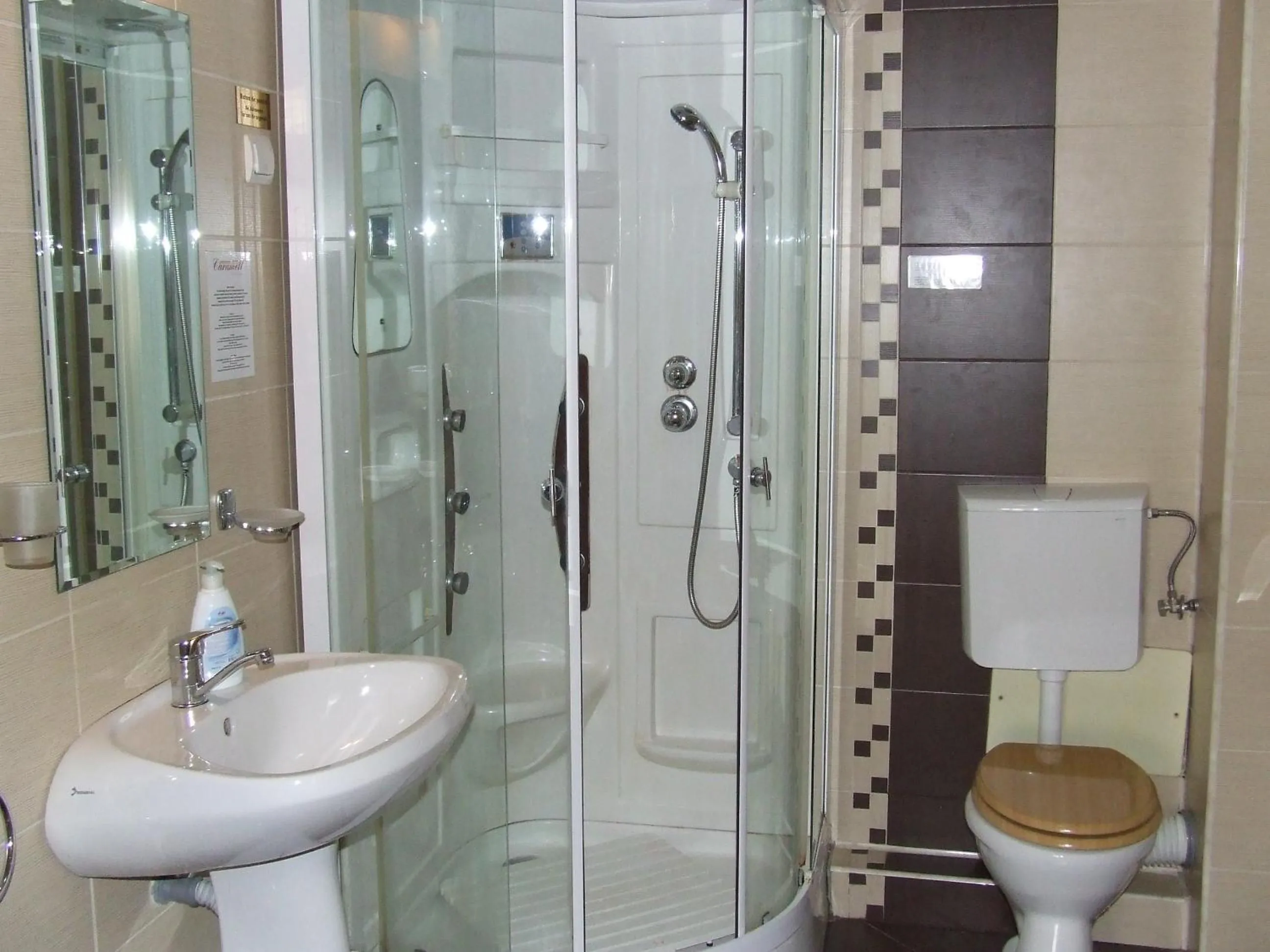 Bathroom in Pensiunea Caramell