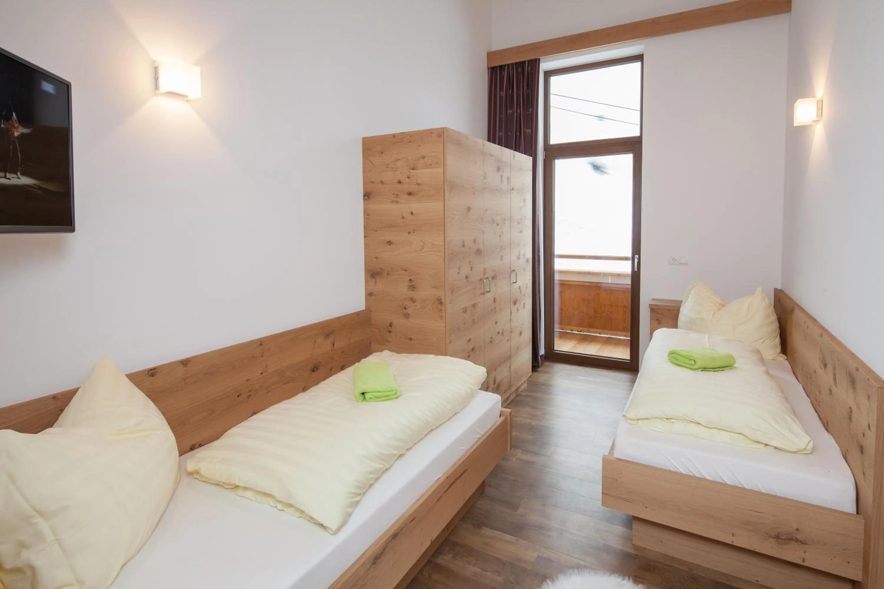 Bed in Berggasthof Hochzeigerhaus
