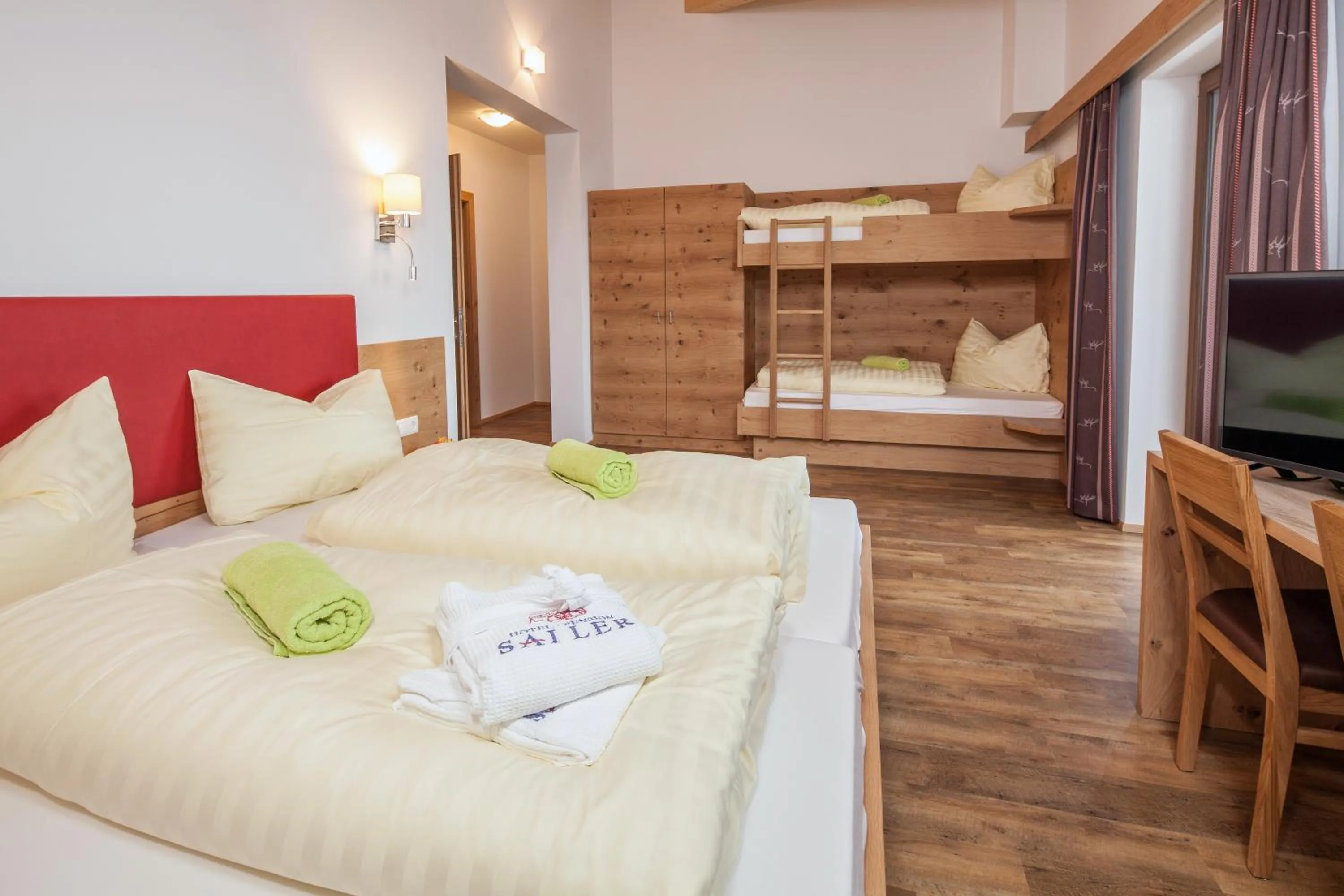 Bed in Berggasthof Hochzeigerhaus