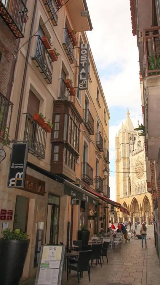 Property building in Hostal Albany