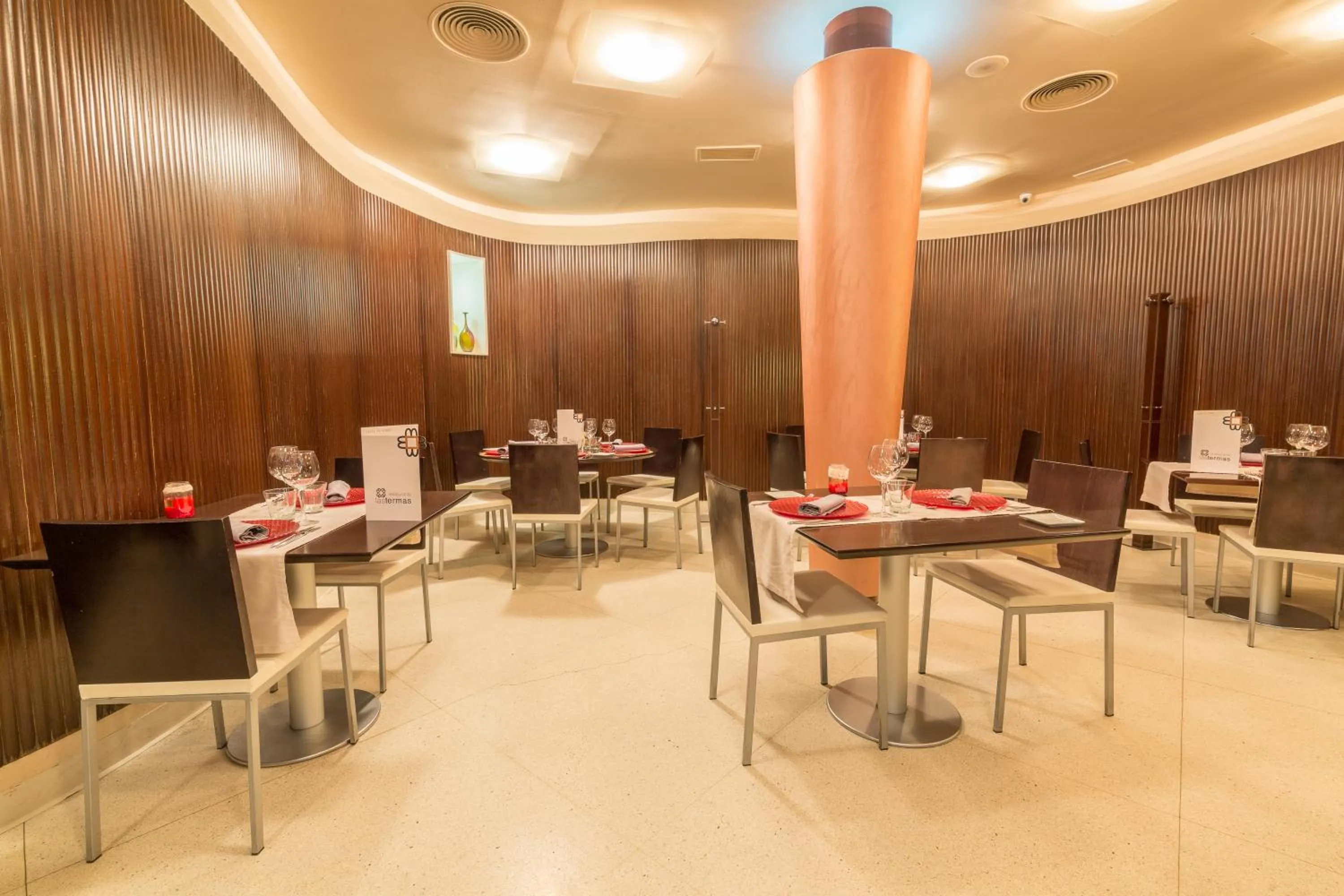 Restaurant/places to eat in Hostal Albany