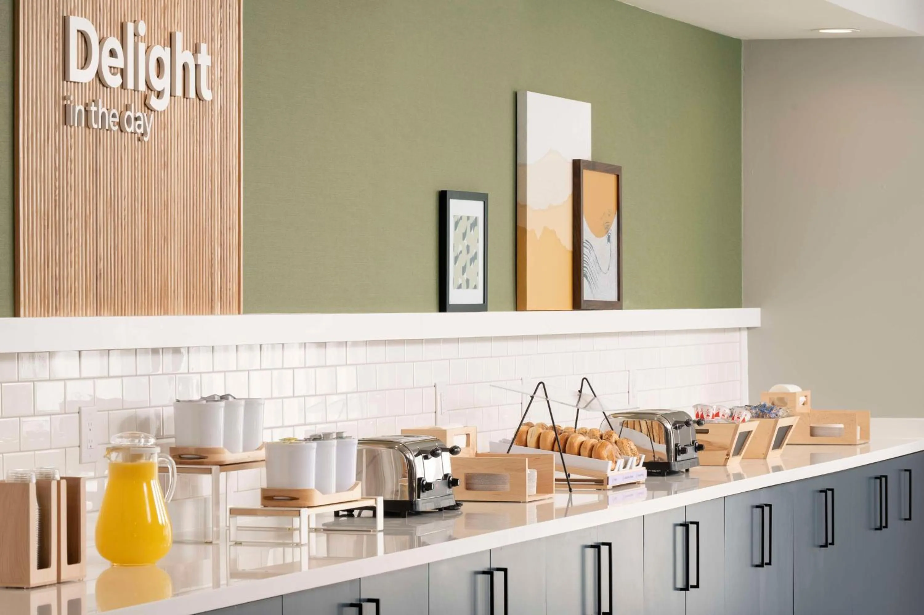 Breakfast, Kitchen/Kitchenette in Best Western Plus Jfk Inn And Suites