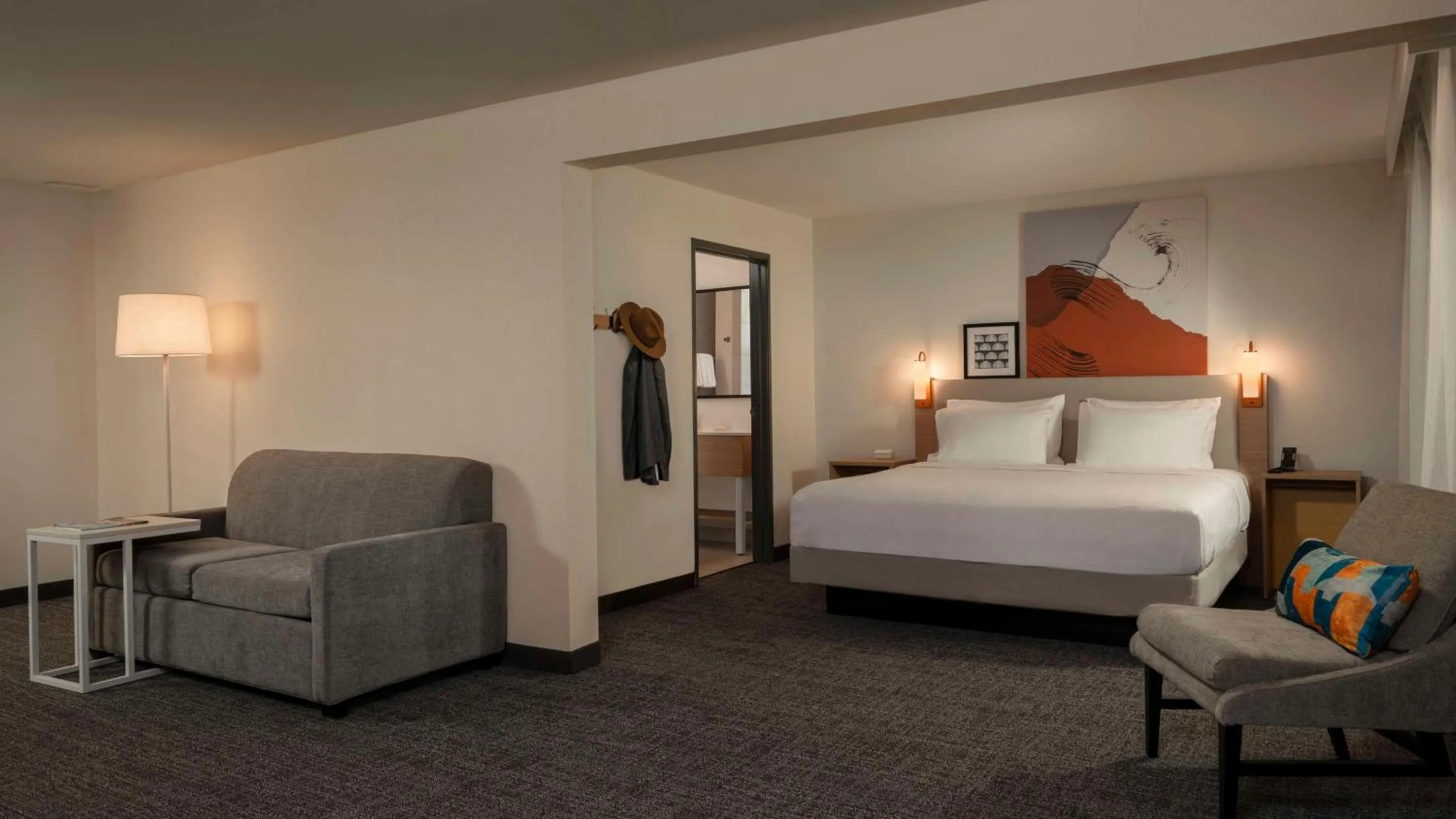 Living room, Bed in Best Western Plus Jfk Inn And Suites