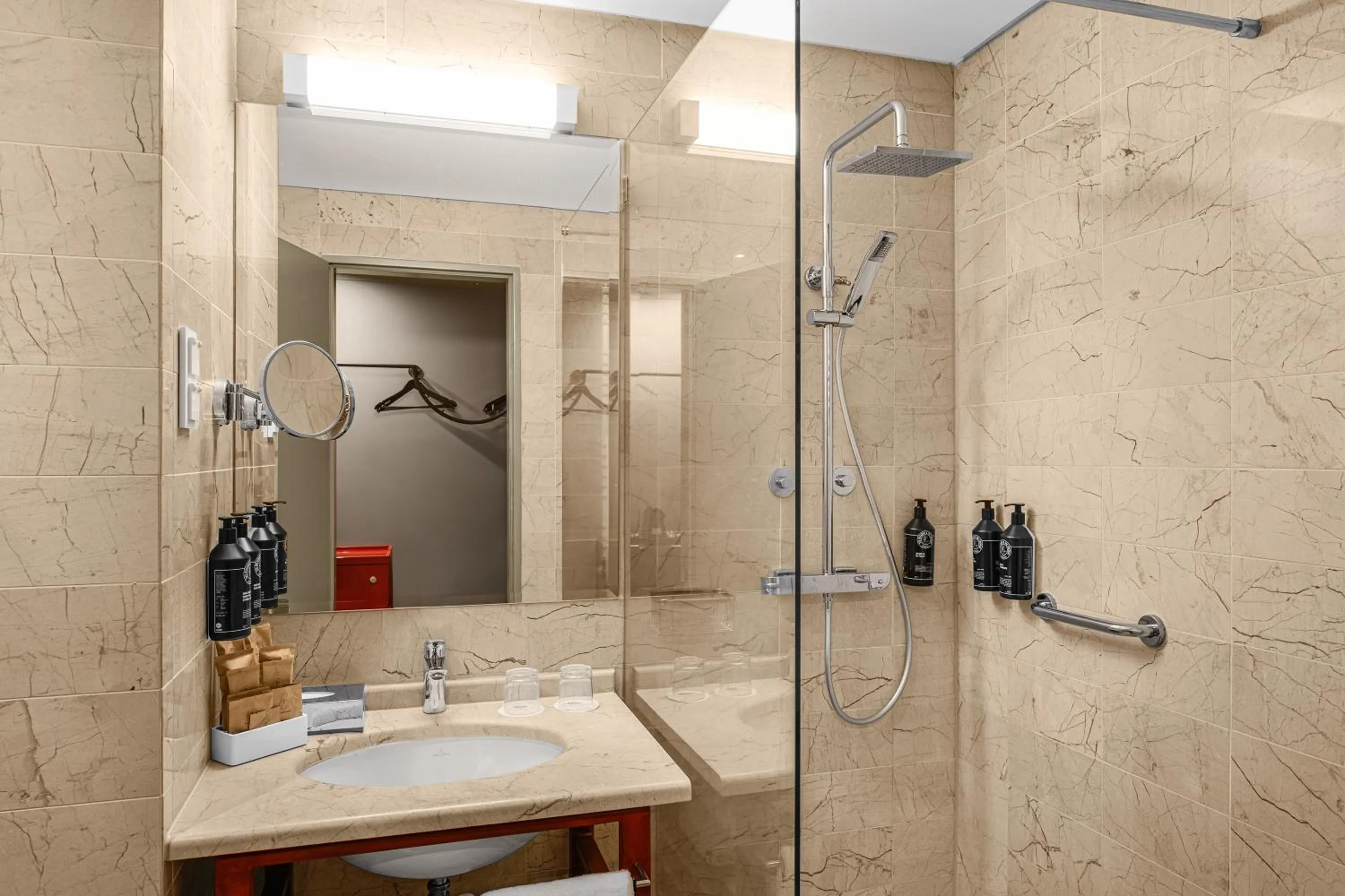 Shower in Hotel Lycium Debrecen - Handwritten Collection