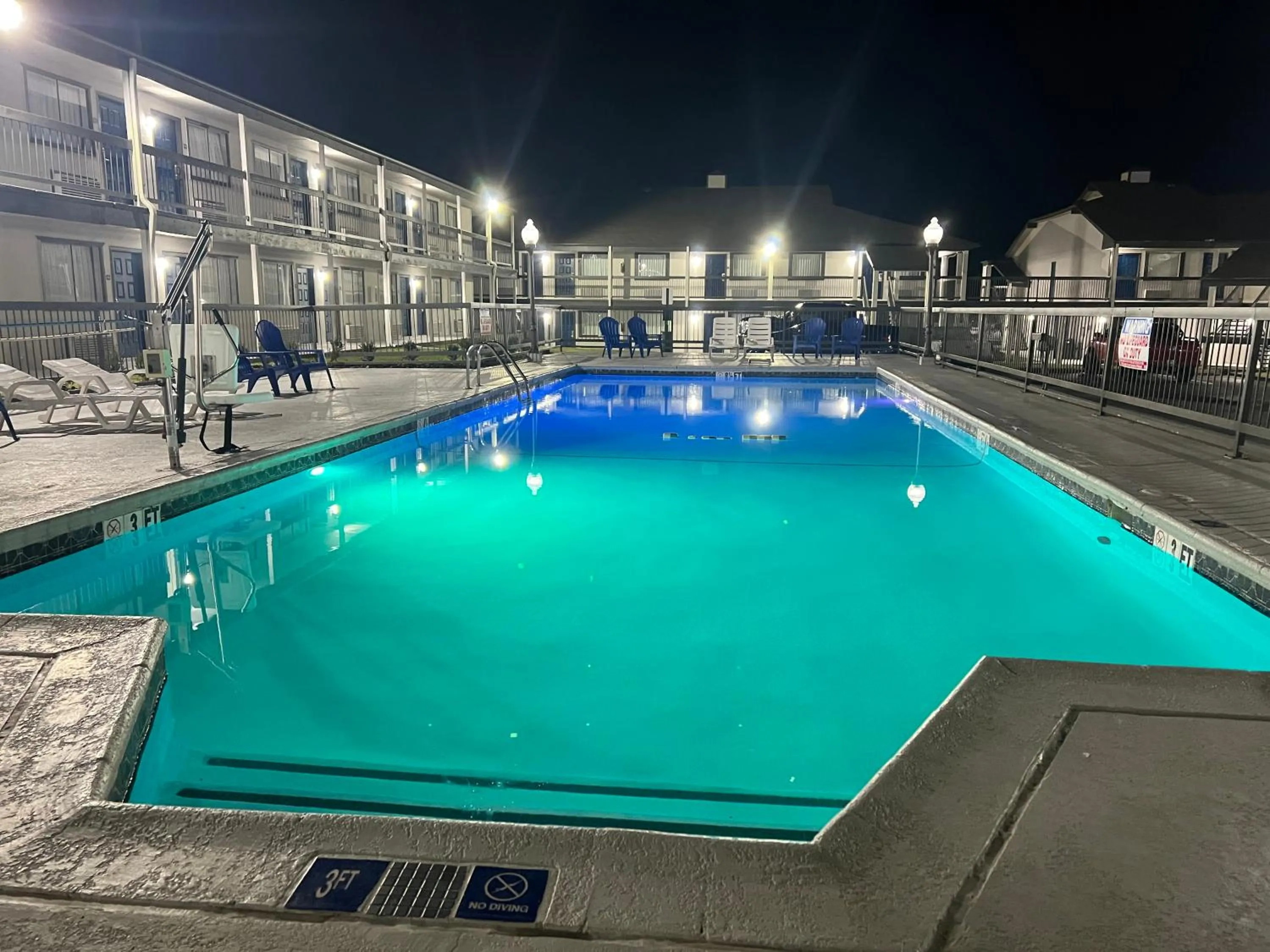 Swimming pool in Studio 6 Tulsa OK Central