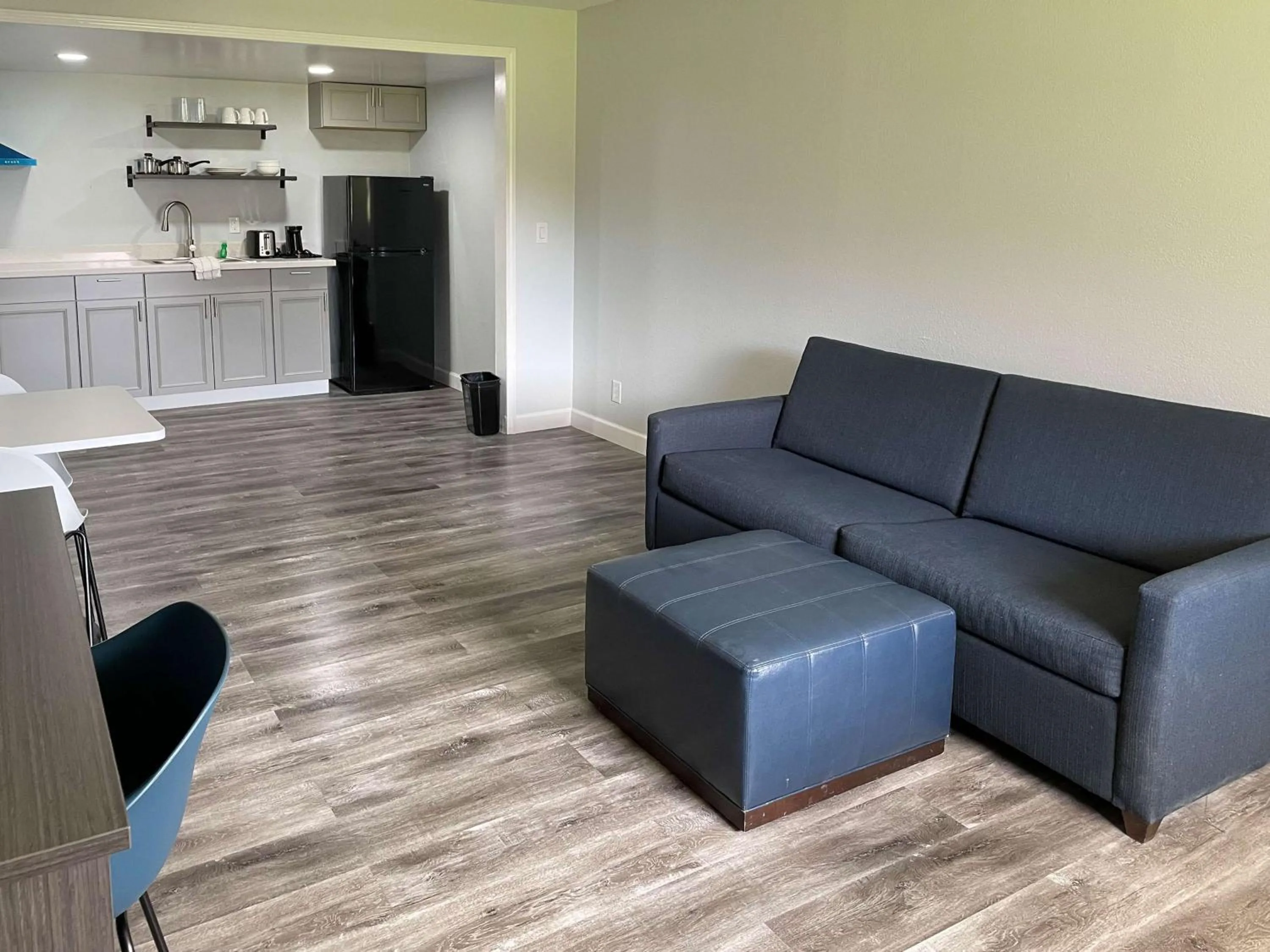 Photo of the whole room in Studio 6 Tulsa OK Central