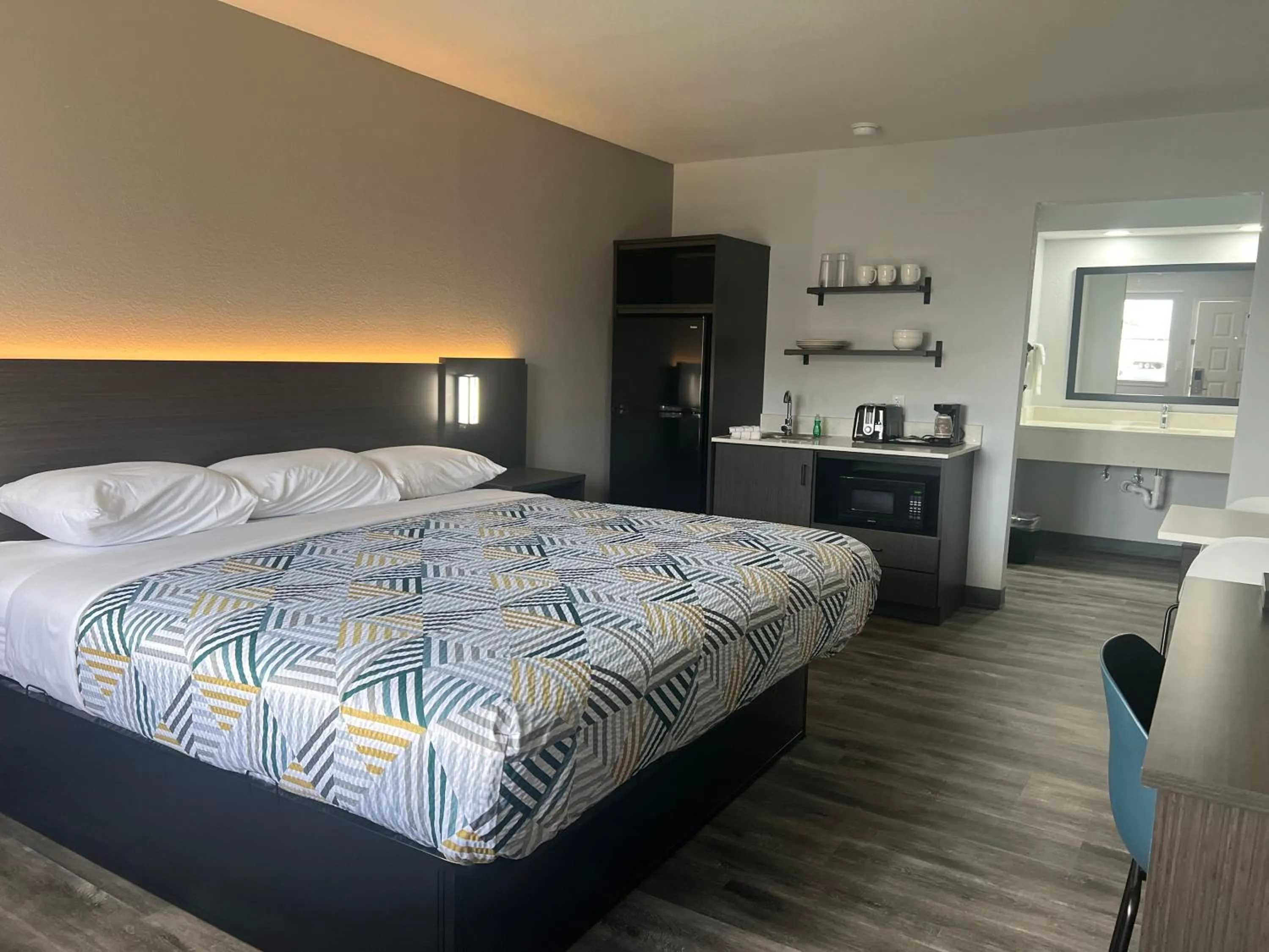 Photo of the whole room, Bed in Studio 6 Tulsa OK Central