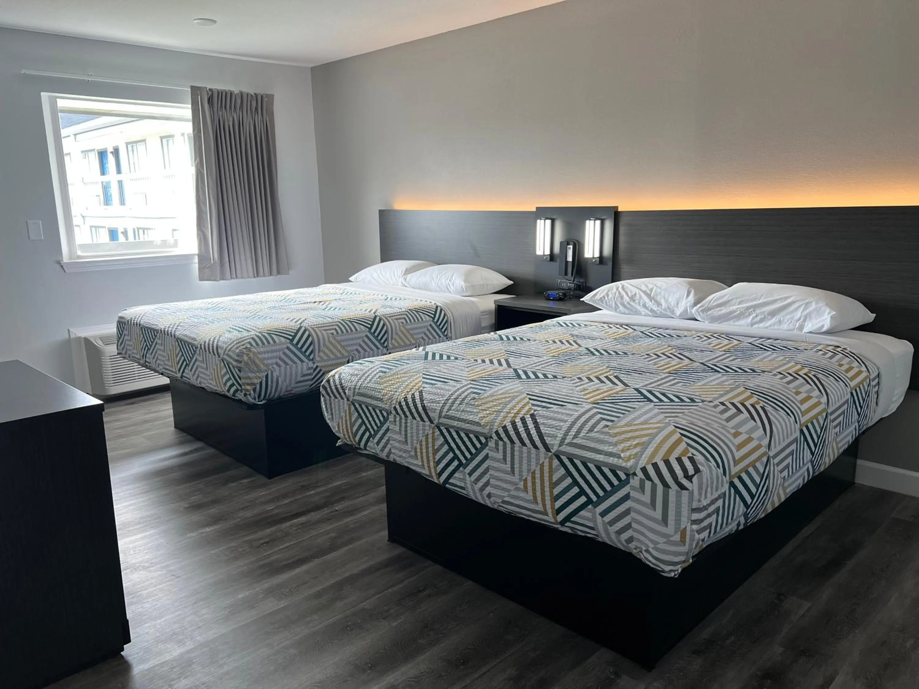 Bedroom, Bed in Studio 6 Tulsa OK Central