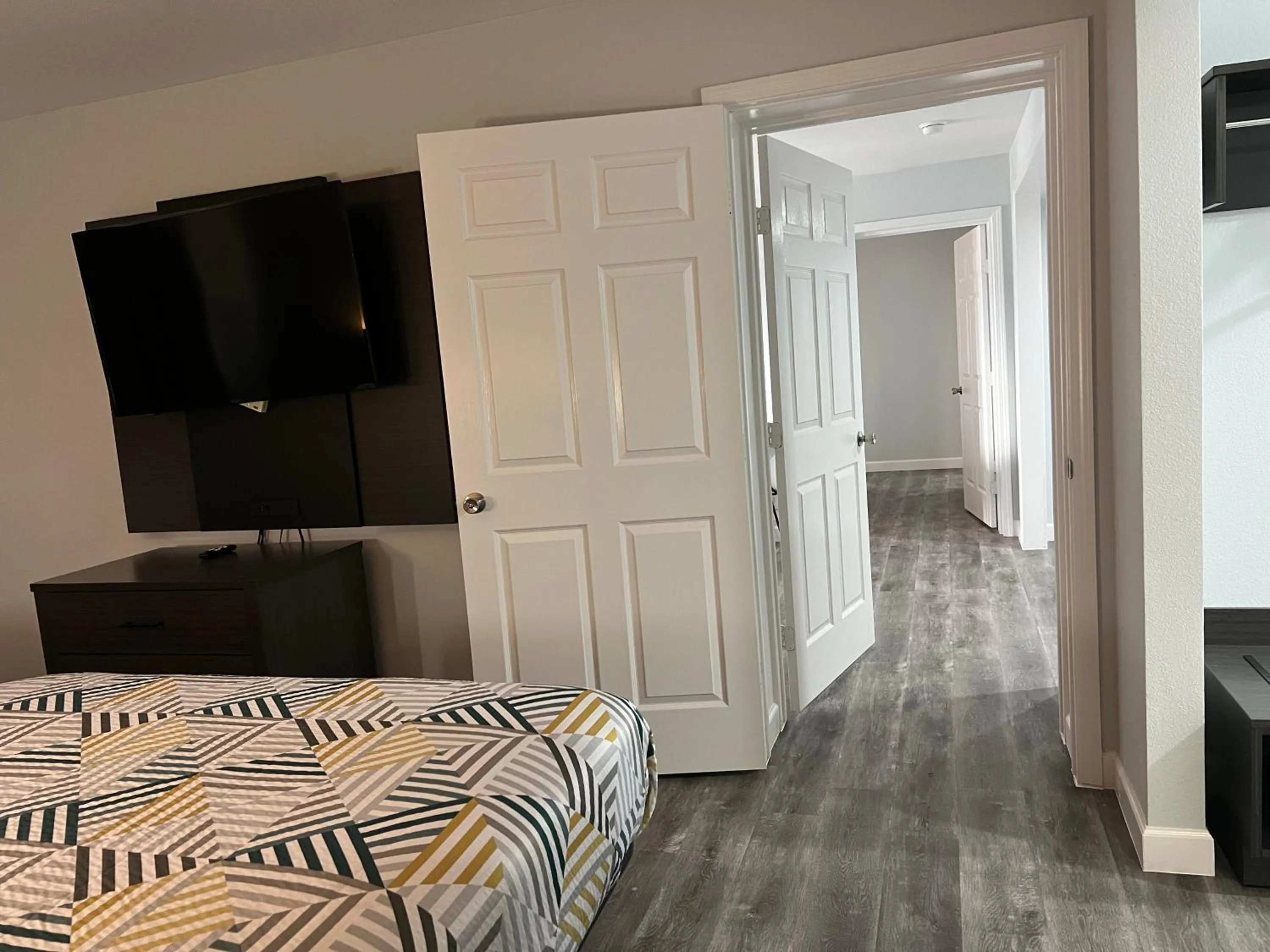 Bedroom, Bed in Studio 6 Tulsa OK Central