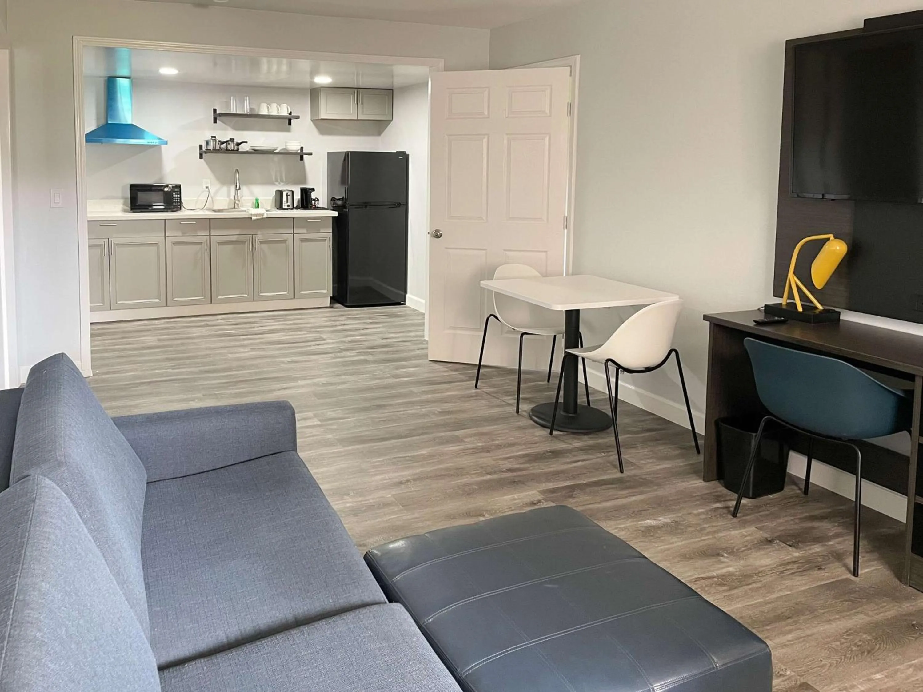 Photo of the whole room in Studio 6 Tulsa OK Central