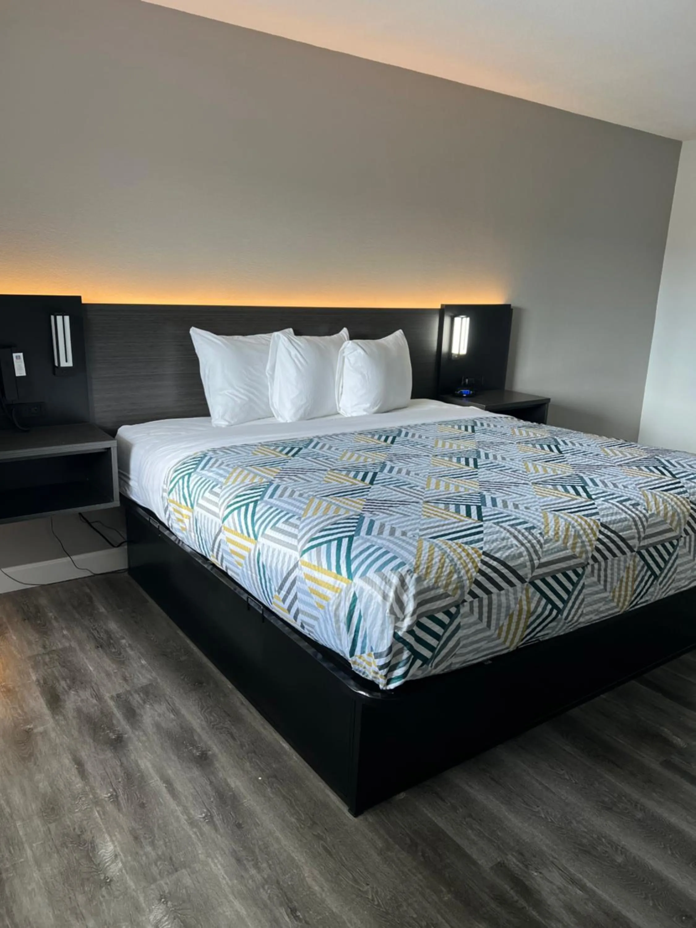 Bedroom, Bed in Studio 6 Tulsa OK Central