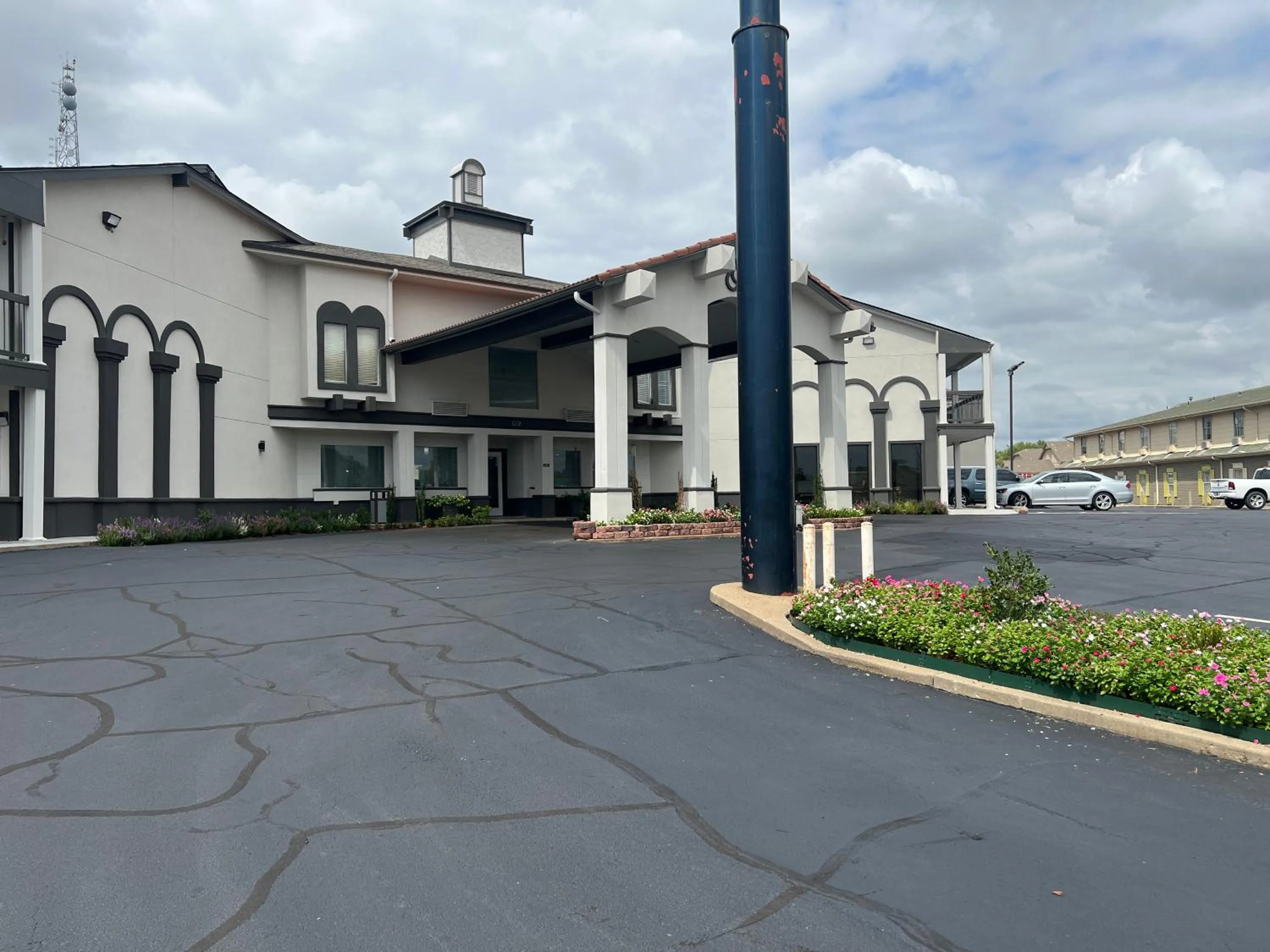 Property building in Studio 6 Tulsa OK Central