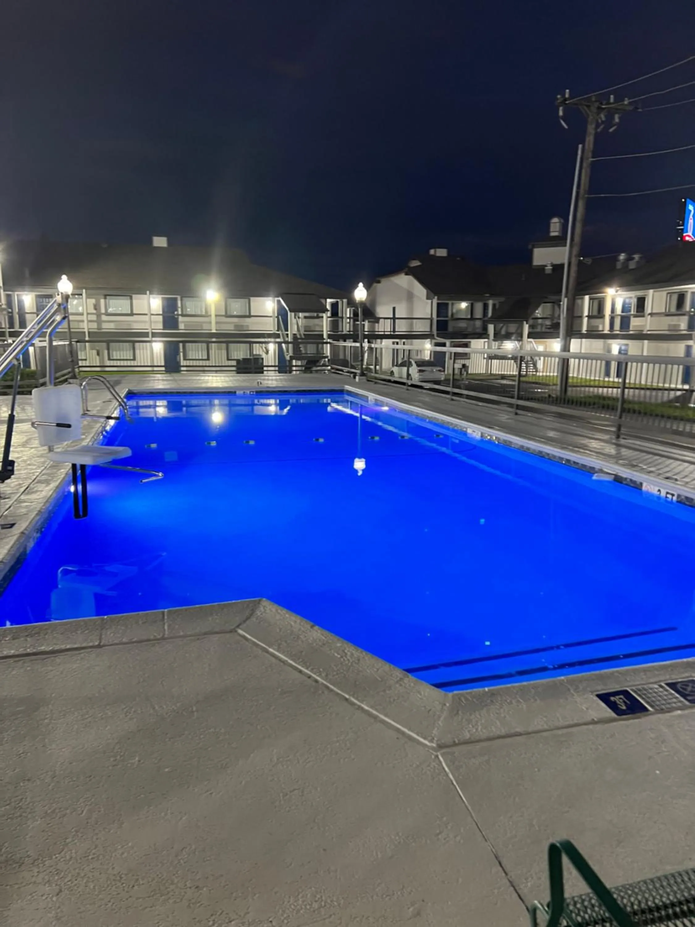 Swimming pool in Studio 6 Tulsa OK Central