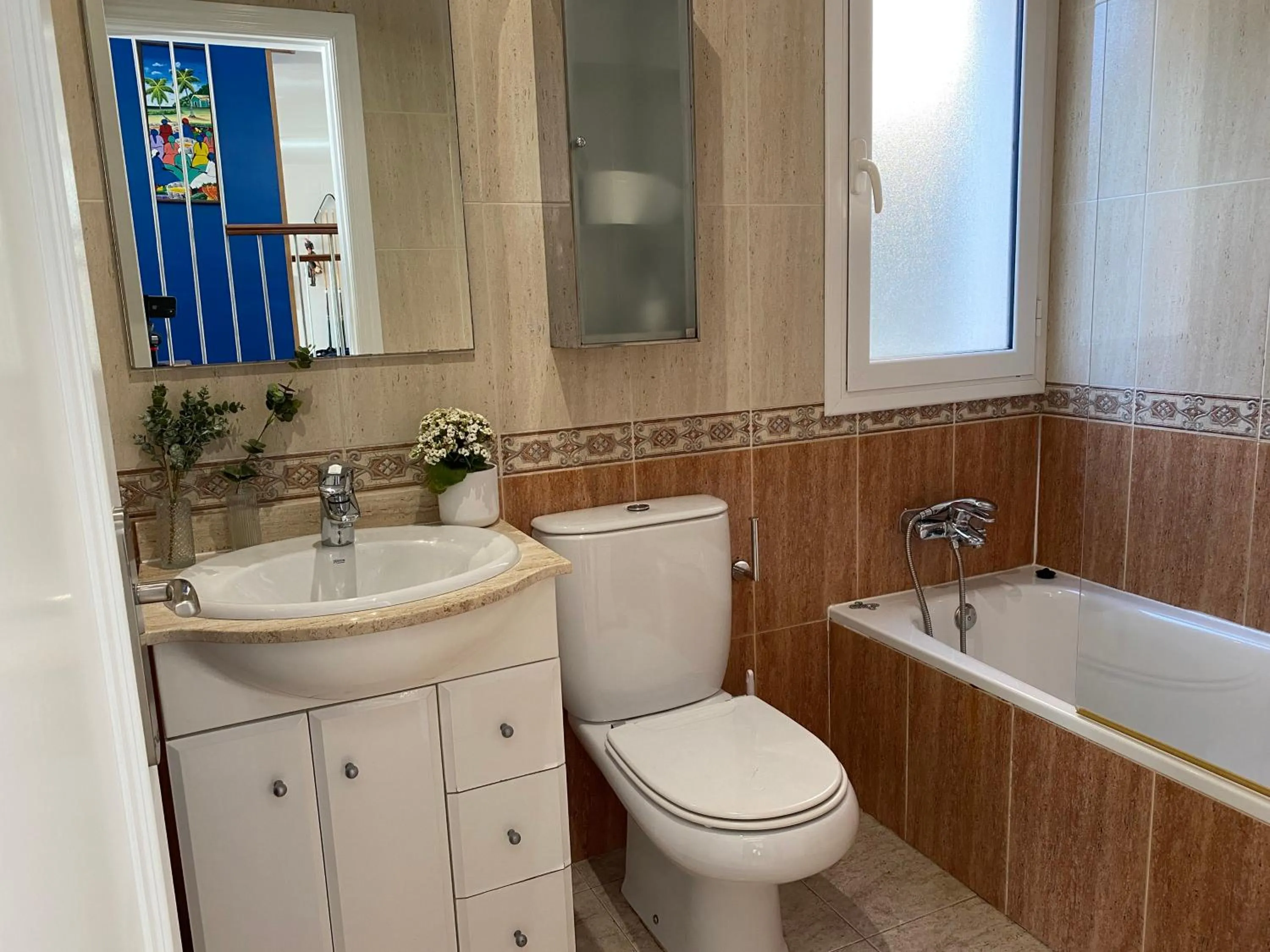 Villa Med A 2 kilometros andando de la playa, del puerto de Aguadoç y a 4 del centro de Sitges Muy Soleada todo el dia Capacidad superior a 16 personas NO REQUIERE COCHE