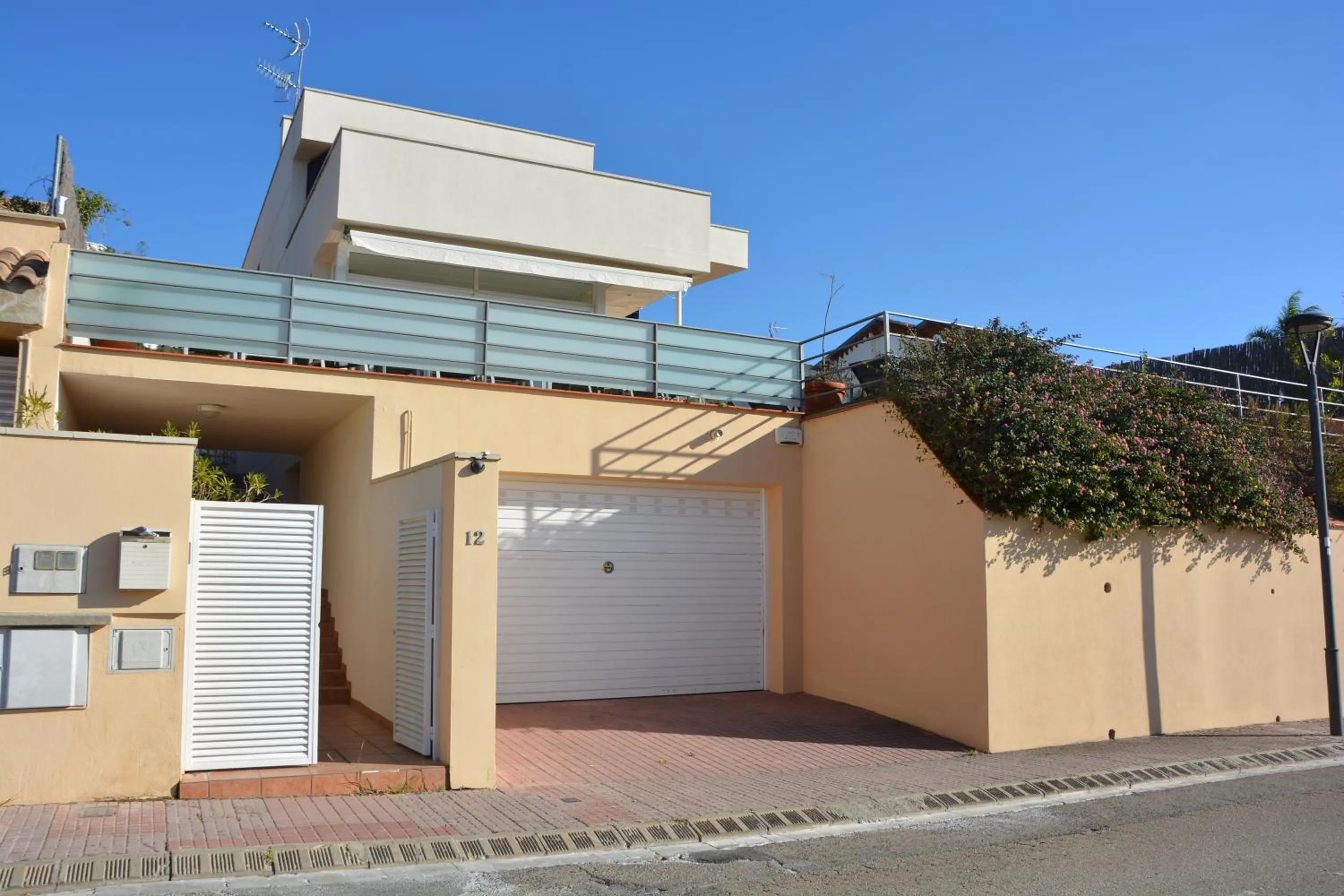 Villa Med A 2 kilometros andando de la playa, del puerto de Aguadoç y a 4 del centro de Sitges Muy Soleada todo el dia Capacidad superior a 16 personas NO REQUIERE COCHE