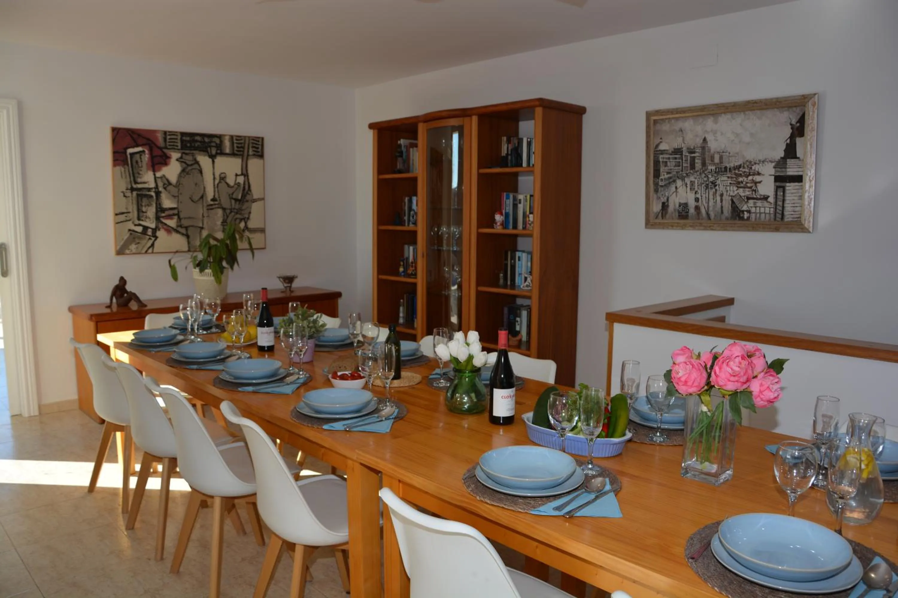 Villa Med A 2 kilometros andando de la playa, del puerto de Aguadoç y a 4 del centro de Sitges Muy Soleada todo el dia Capacidad superior a 16 personas NO REQUIERE COCHE