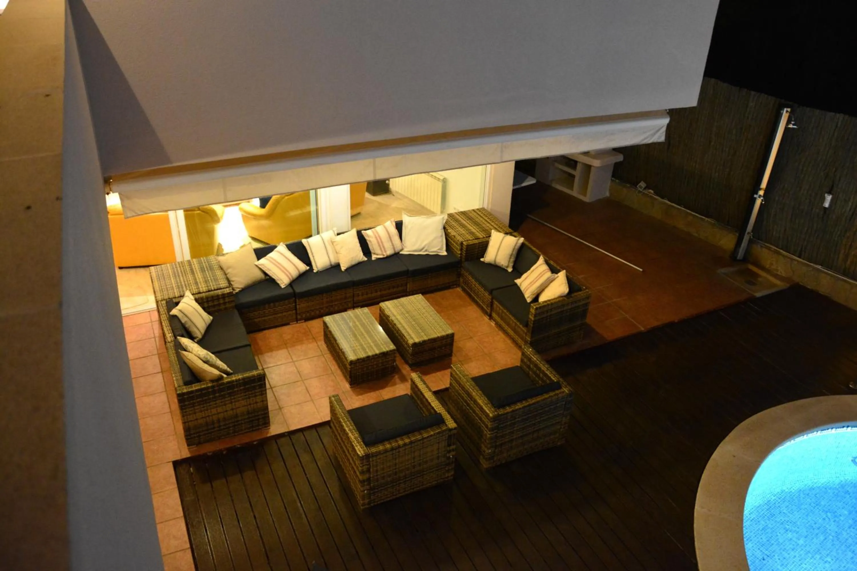 Villa Med A 2 kilometros andando de la playa, del puerto de Aguadoç y a 4 del centro de Sitges Muy Soleada todo el dia Capacidad superior a 16 personas NO REQUIERE COCHE