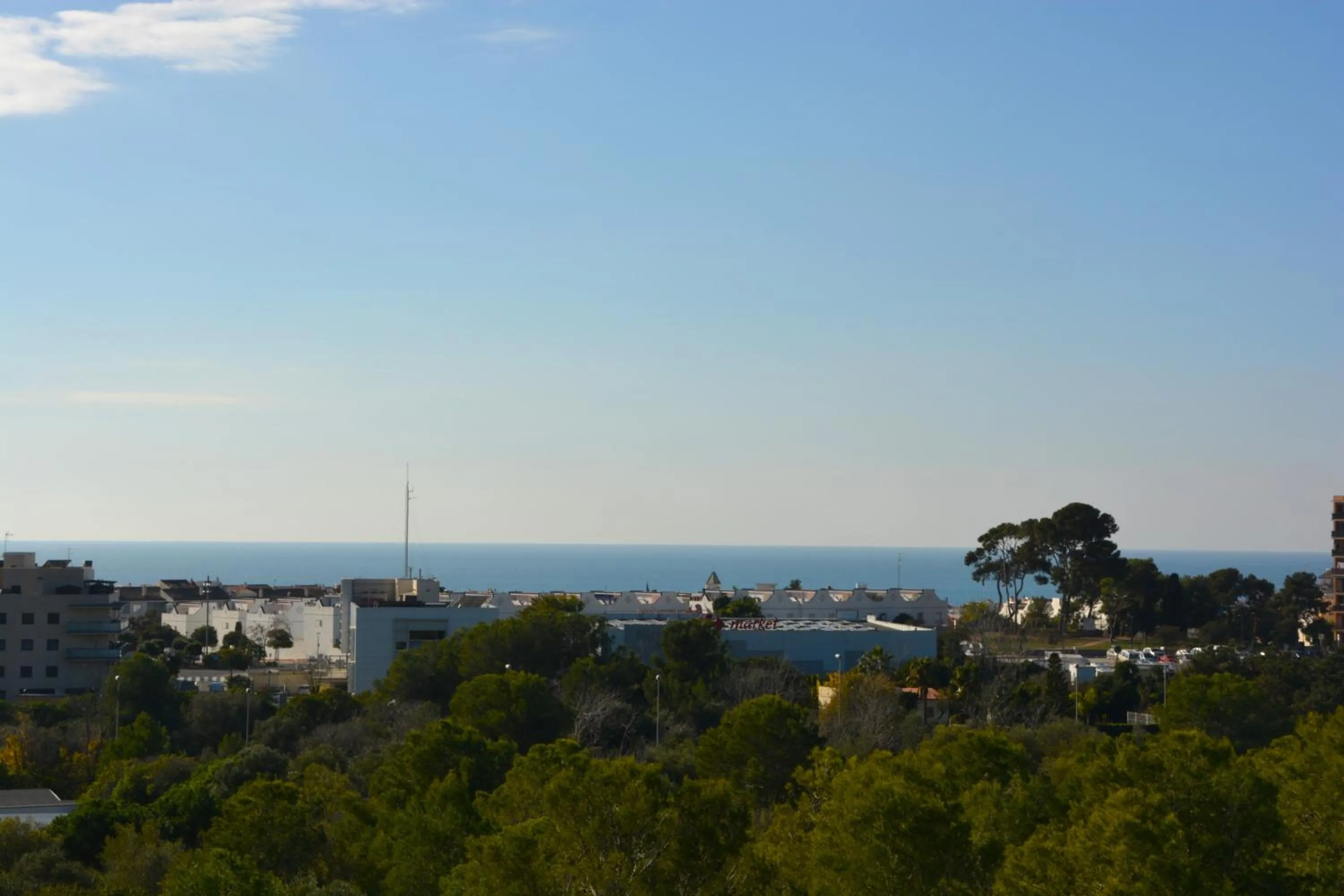 Villa Med A 2 kilometros andando de la playa, del puerto de Aguadoç y a 4 del centro de Sitges Muy Soleada todo el dia Capacidad superior a 16 personas NO REQUIERE COCHE